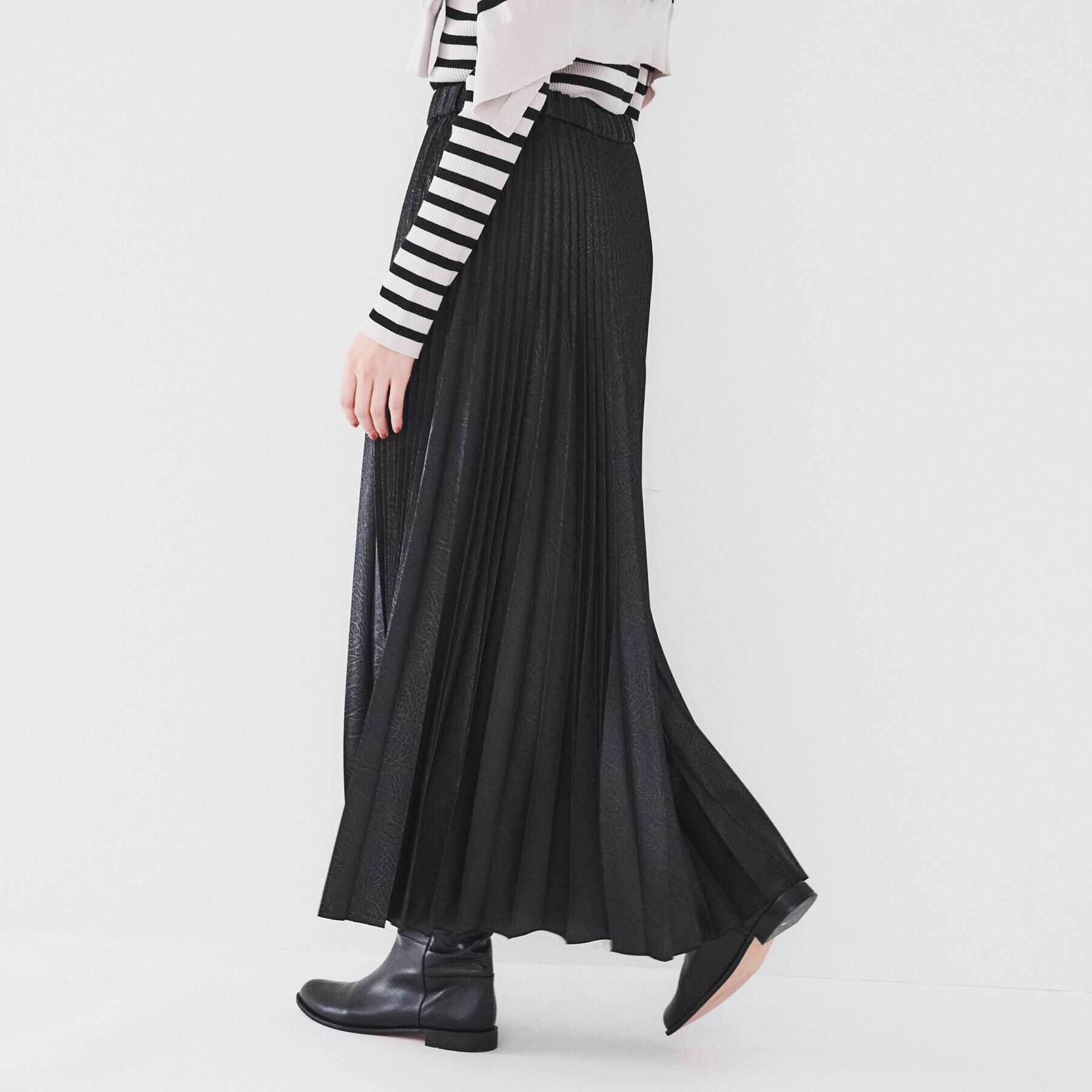 UNTITLED「【ウエストゴム/光沢感/洗える】エンボスサテンプリーツスカート」|スカート|