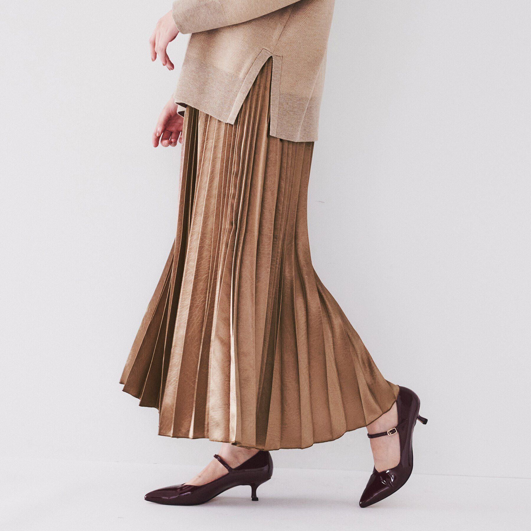 UNTITLED「【ウエストゴム/光沢感/洗える】エンボスサテンプリーツスカート」|スカート|