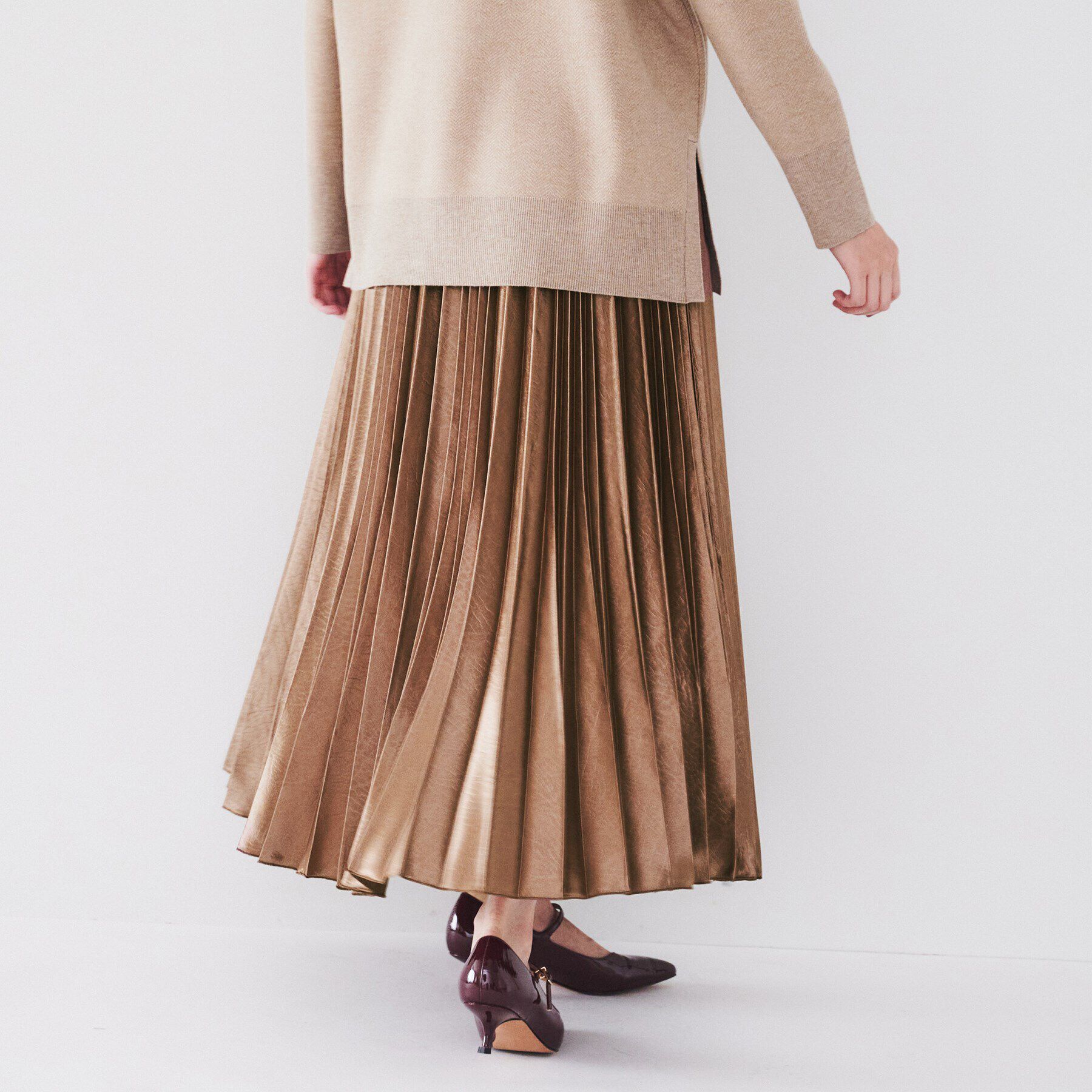 UNTITLED「【ウエストゴム/光沢感/洗える】エンボスサテンプリーツスカート」|スカート|