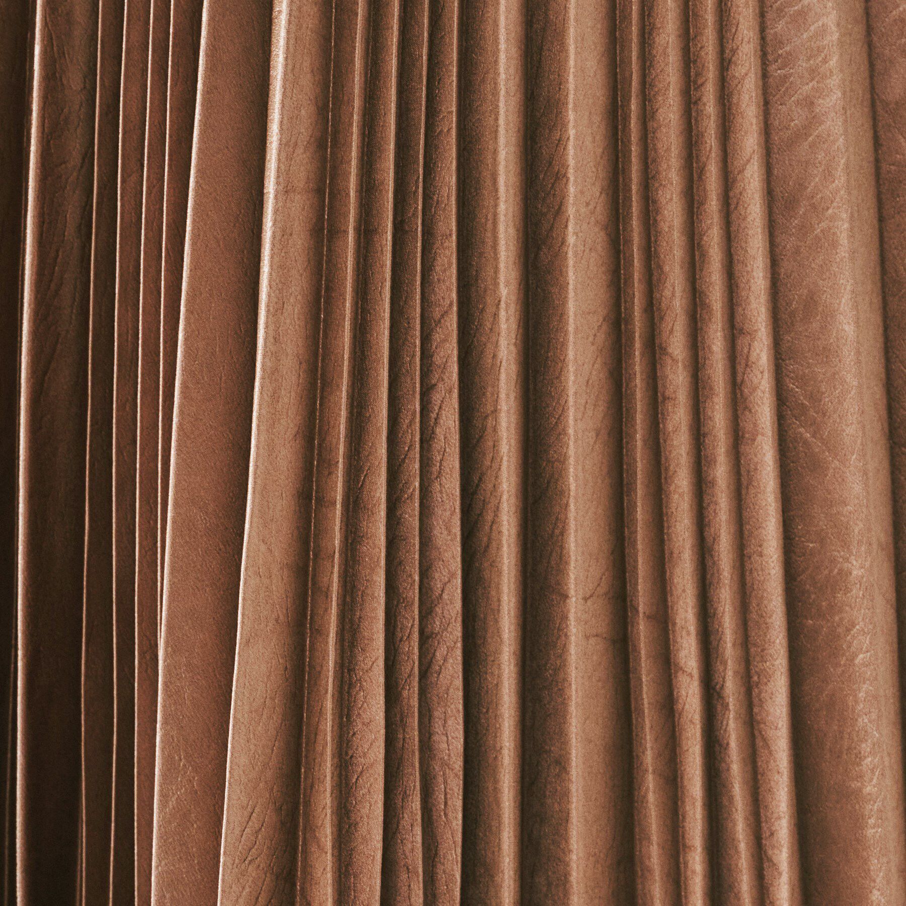 UNTITLED「【ウエストゴム/光沢感/洗える】エンボスサテンプリーツスカート」|スカート|