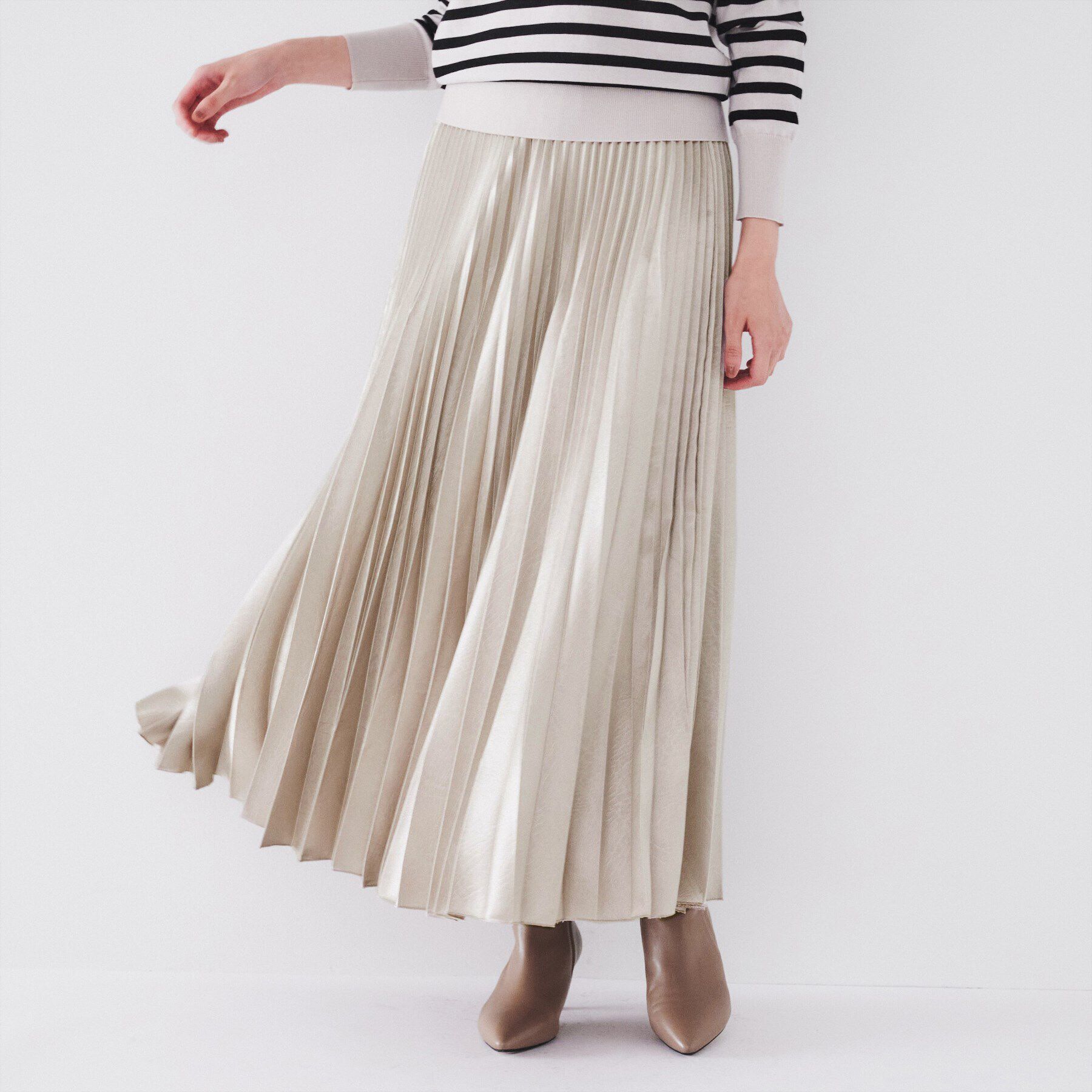 UNTITLED「【ウエストゴム/光沢感/洗える】エンボスサテンプリーツスカート」|スカート|グレージュ(050)
