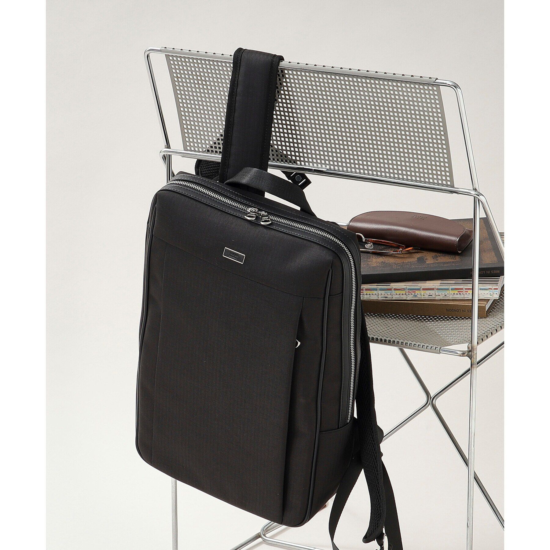 TAKEO KIKUCHI「【ONOFF兼用/13インチPC対応】スリム ヘリンボン リュック」|リュック|ブラック(019)