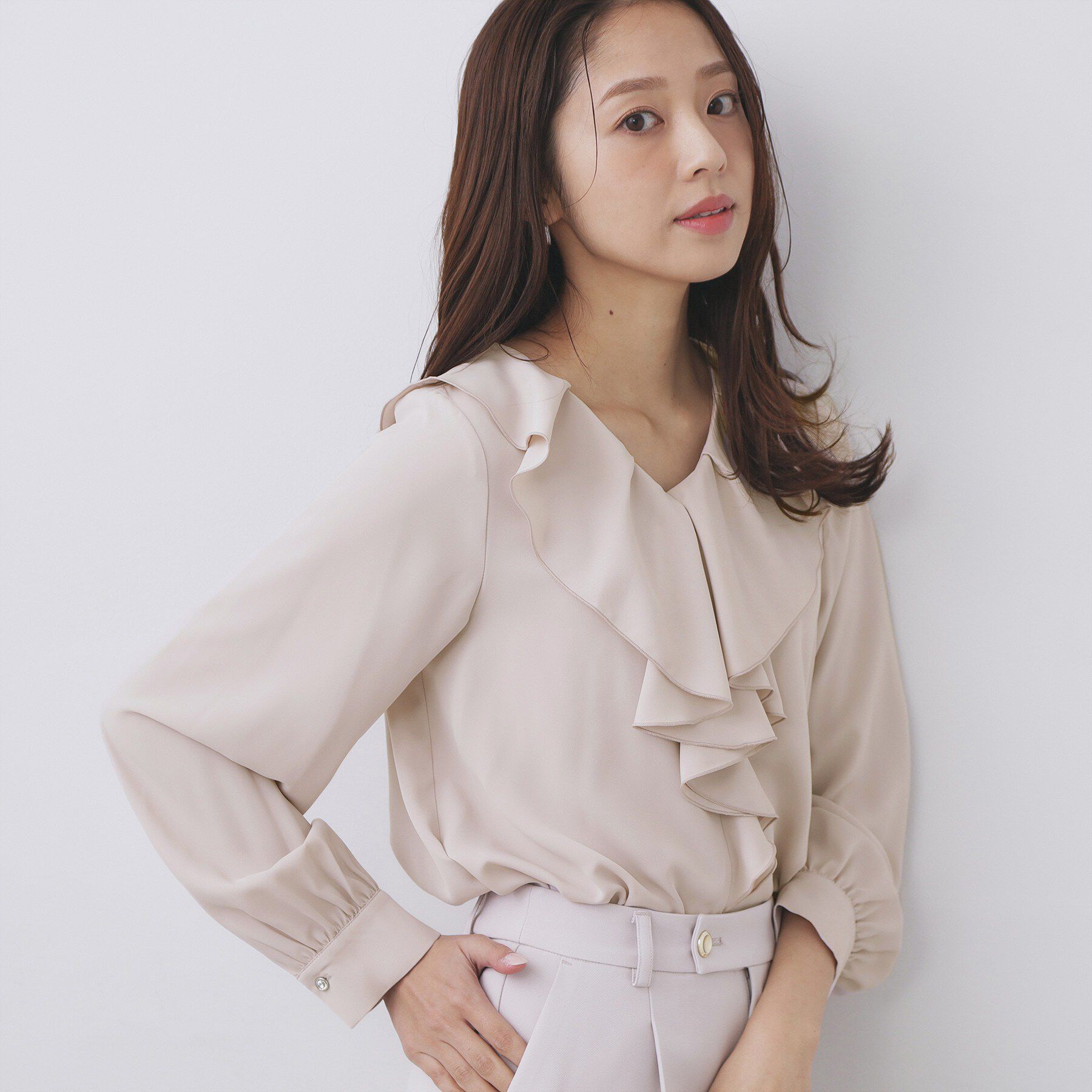 index「ラッフルフリルフラワーアソート【洗濯機OK／イージーアイロン】」|シャツ・ブラウス|グレージュ(050)