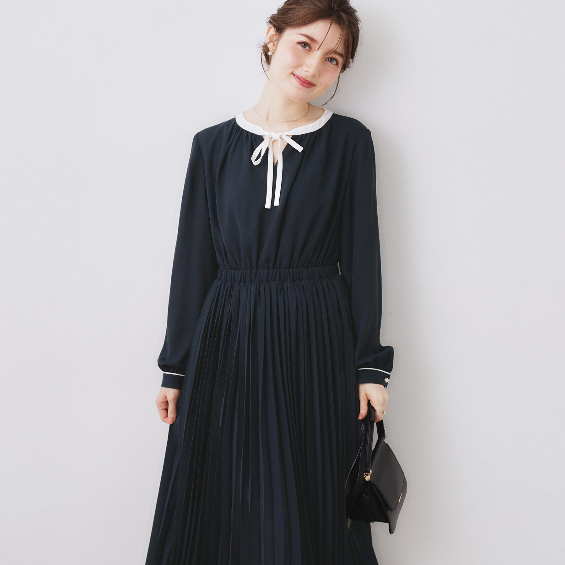 Couture broach「【ハレの日・通勤】配色シフォンプリーツ ワンピース」|ワンピース|ネイビー(094)