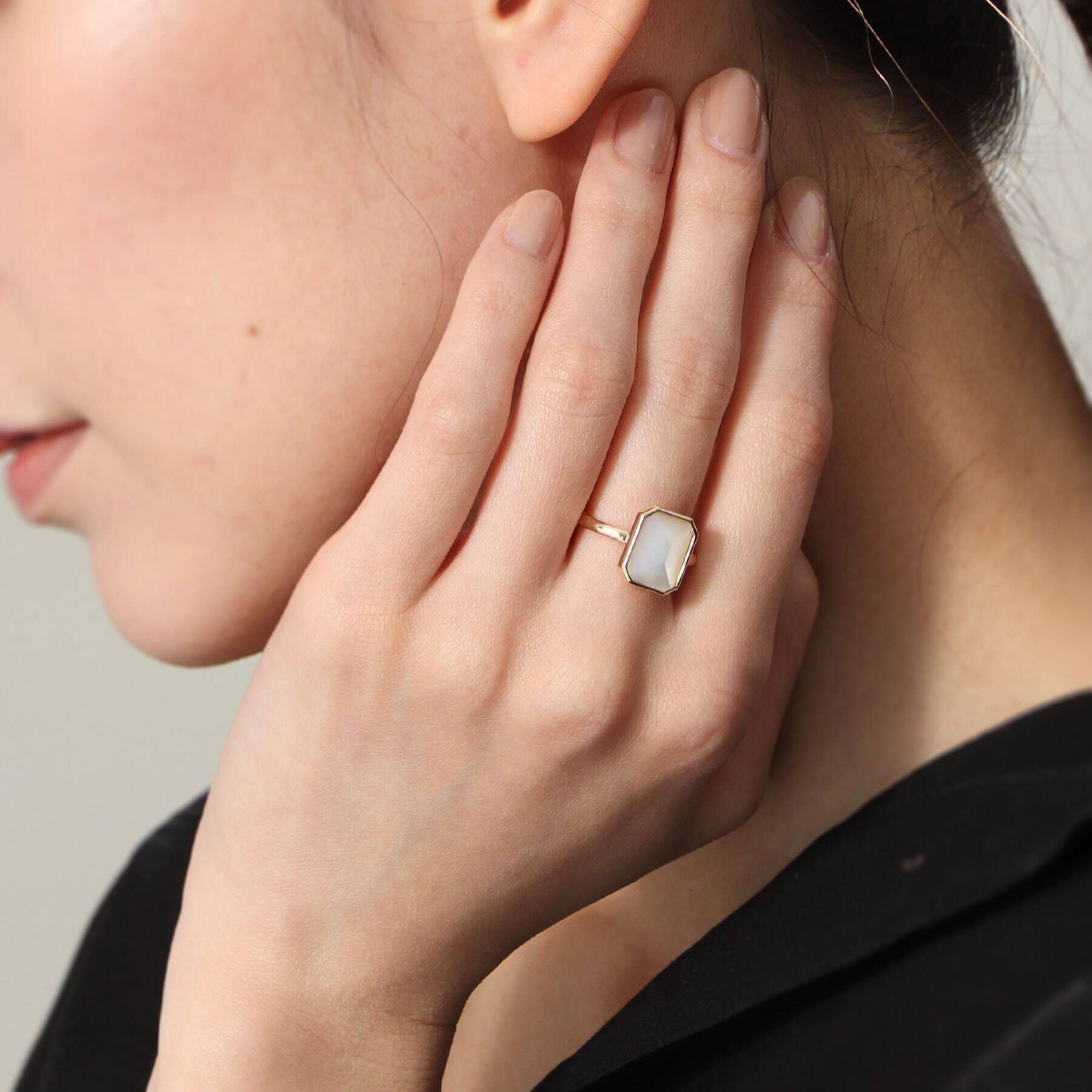 COCOSHNIK「K10カラーストーン（白蝶貝）コーナードスクエアリング」|リング|