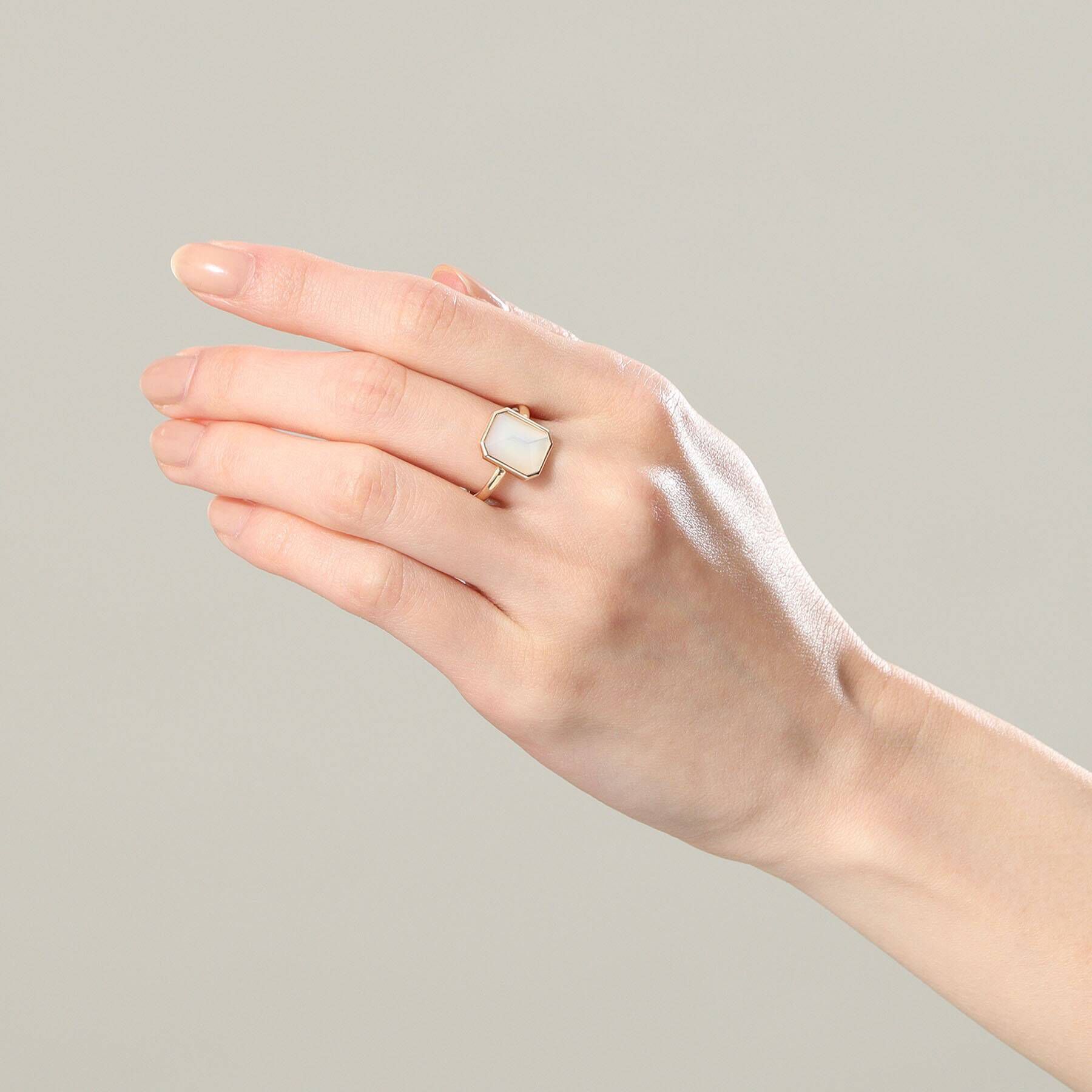 COCOSHNIK「K10カラーストーン（白蝶貝）コーナードスクエアリング」|リング|