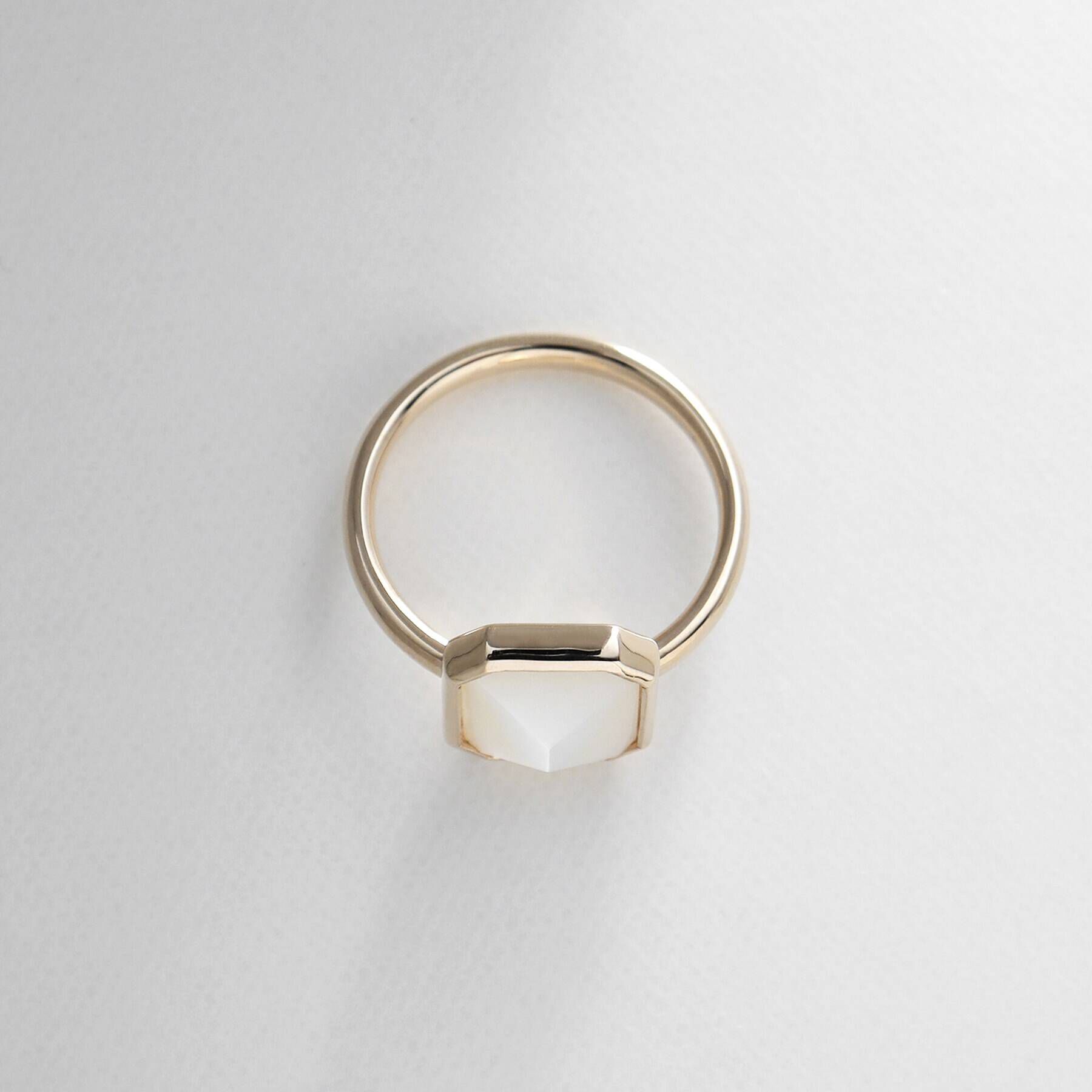 COCOSHNIK「K10カラーストーン（白蝶貝）コーナードスクエアリング」|リング|