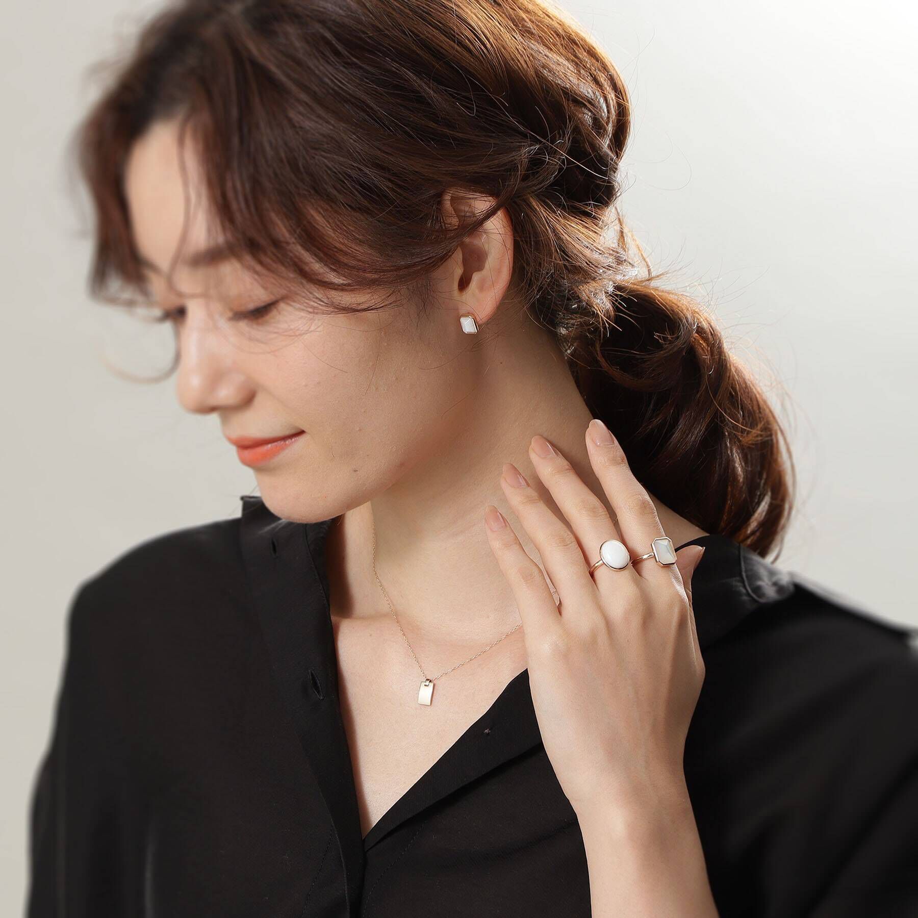 COCOSHNIK「K10カラーストーン（白蝶貝）コーナードスクエアリング」|リング|