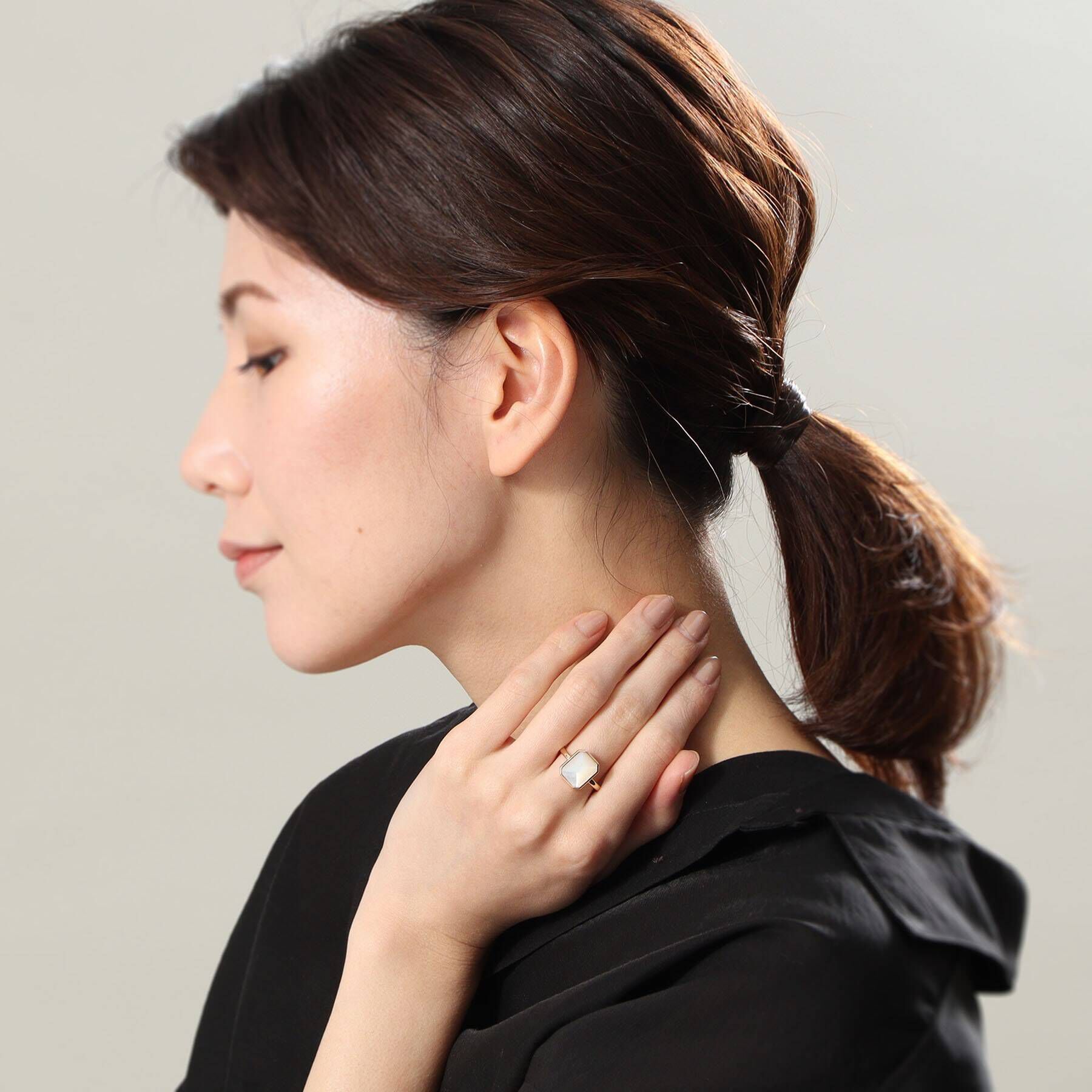 COCOSHNIK「K10カラーストーン（白蝶貝）コーナードスクエアリング」|リング|