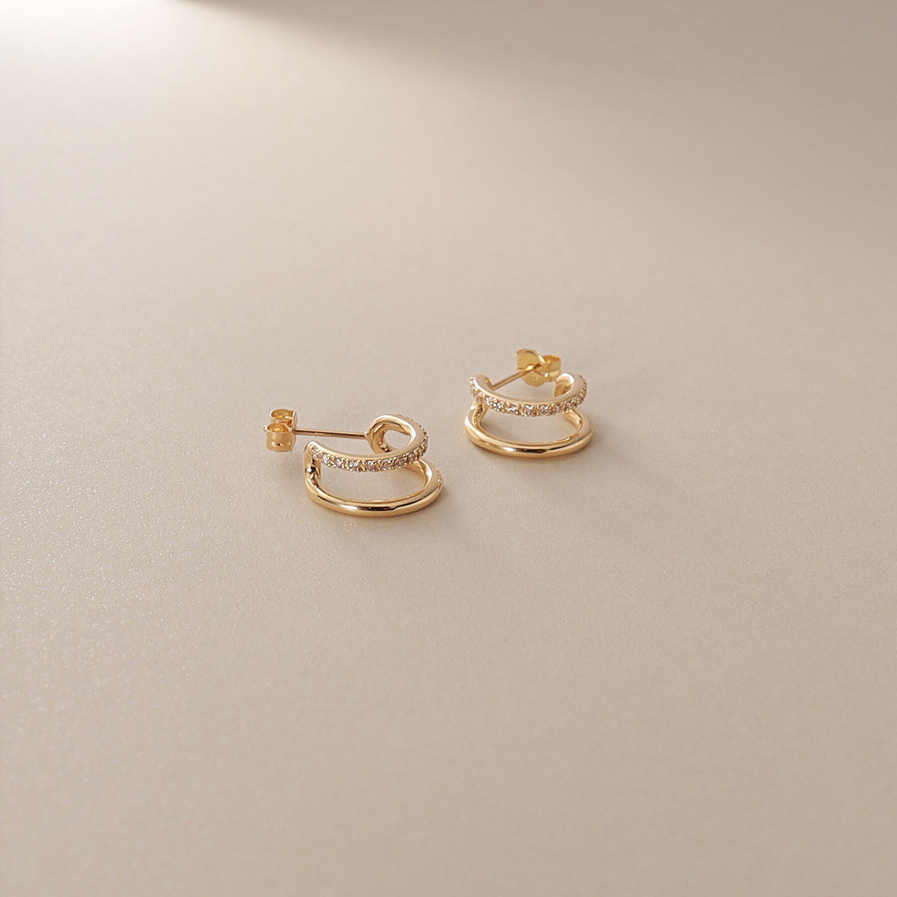 COCOSHNIK「K18ダイヤモンド スリットフープ スタッドピアス」|ピアス|イエローゴールド(1