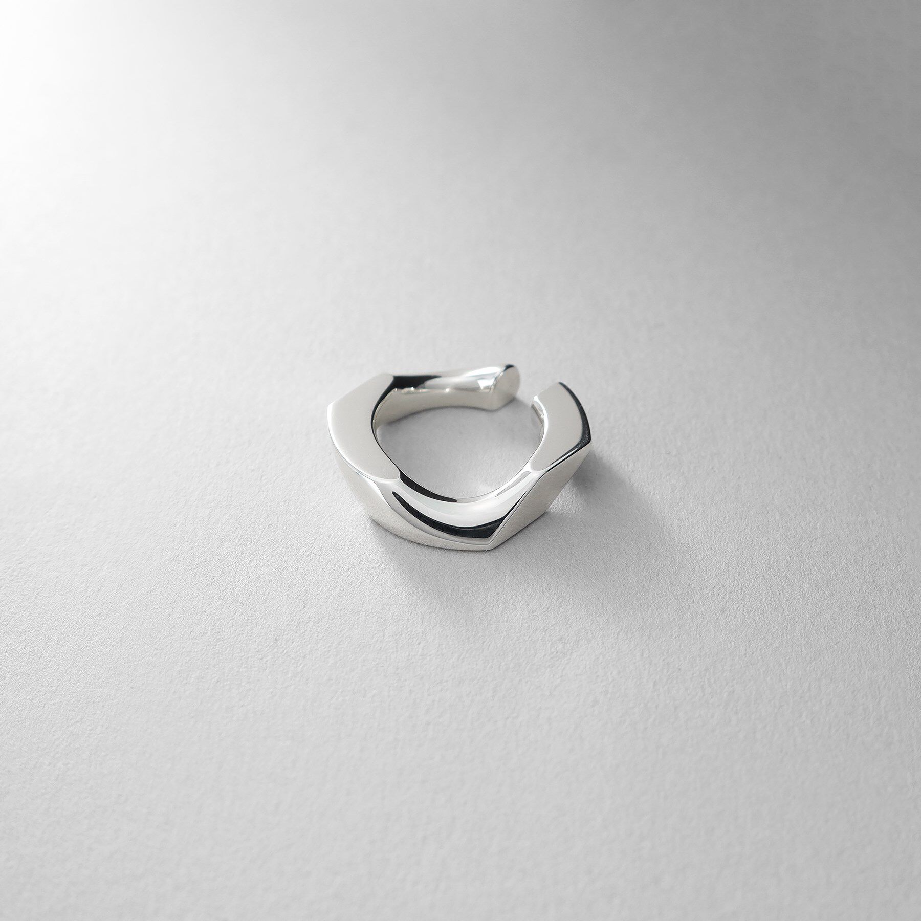 COCOSHNIK ONKITSCH「シルバー カーブチェーンモチーフイヤカフ」|イヤリング|