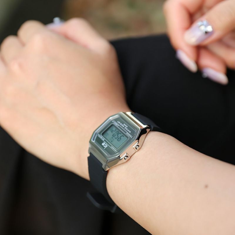ICE-WATCH「〈ICE-WATCH(ｱｲｽｳｫｯﾁ)〉ICE digit retro ﾒﾀﾙｼﾙﾊﾞｰ ﾌﾞﾗｯｸ ｽﾓｰﾙ」|腕時計|