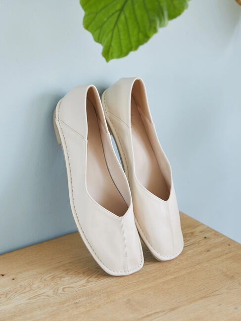  「【WEB限定】ふっくらクッションアウトステッチフラットシューズ」|パンプス|アイボリー
