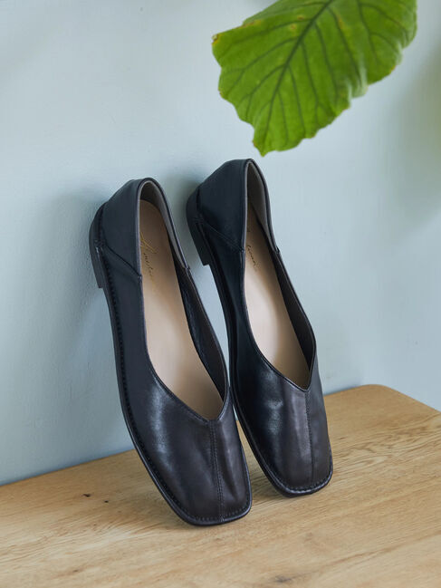  「【WEB限定】ふっくらクッションアウトステッチフラットシューズ」|パンプス|ブラック