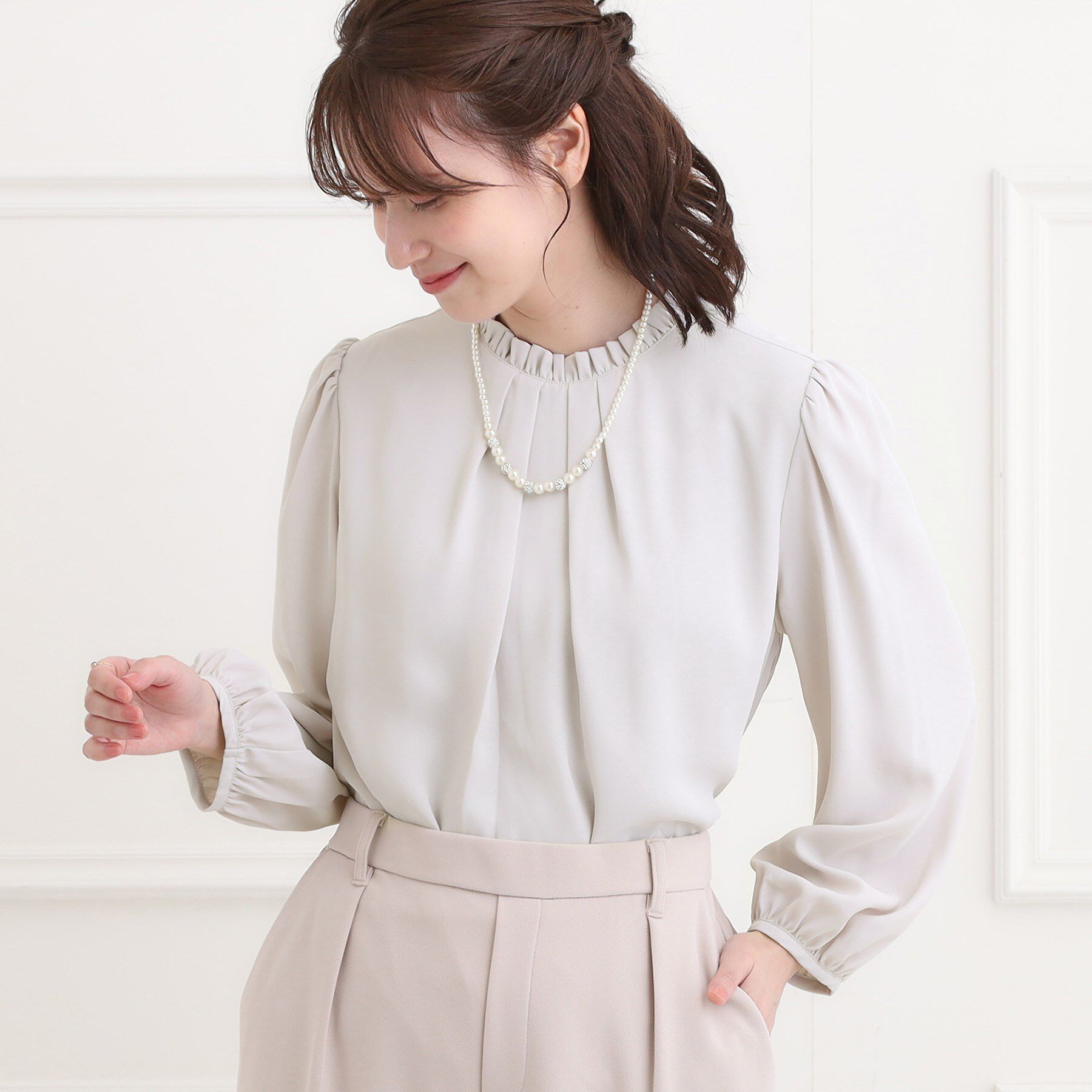 SHOO･LA･RUE「【洗濯機可/裏地つき】ミニフリル クルーネックブラウス」|シャツ・ブラウス|ライトベージュ(05