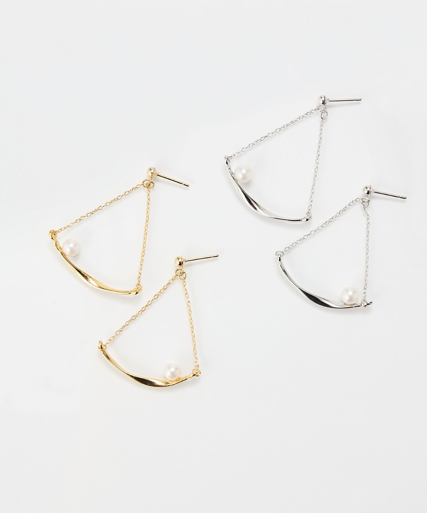 Phoebe「【金属アレルギー対応】スライヴパールトライアングルピアス　ゴールド/ニッケルフリー」|ピアス|
