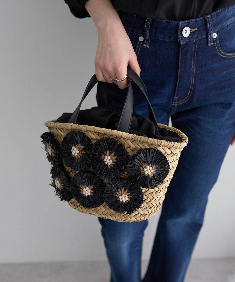 YECCA VECCA「【cache cache】ラフィアフラワー付カゴバッグ」|その他|Black