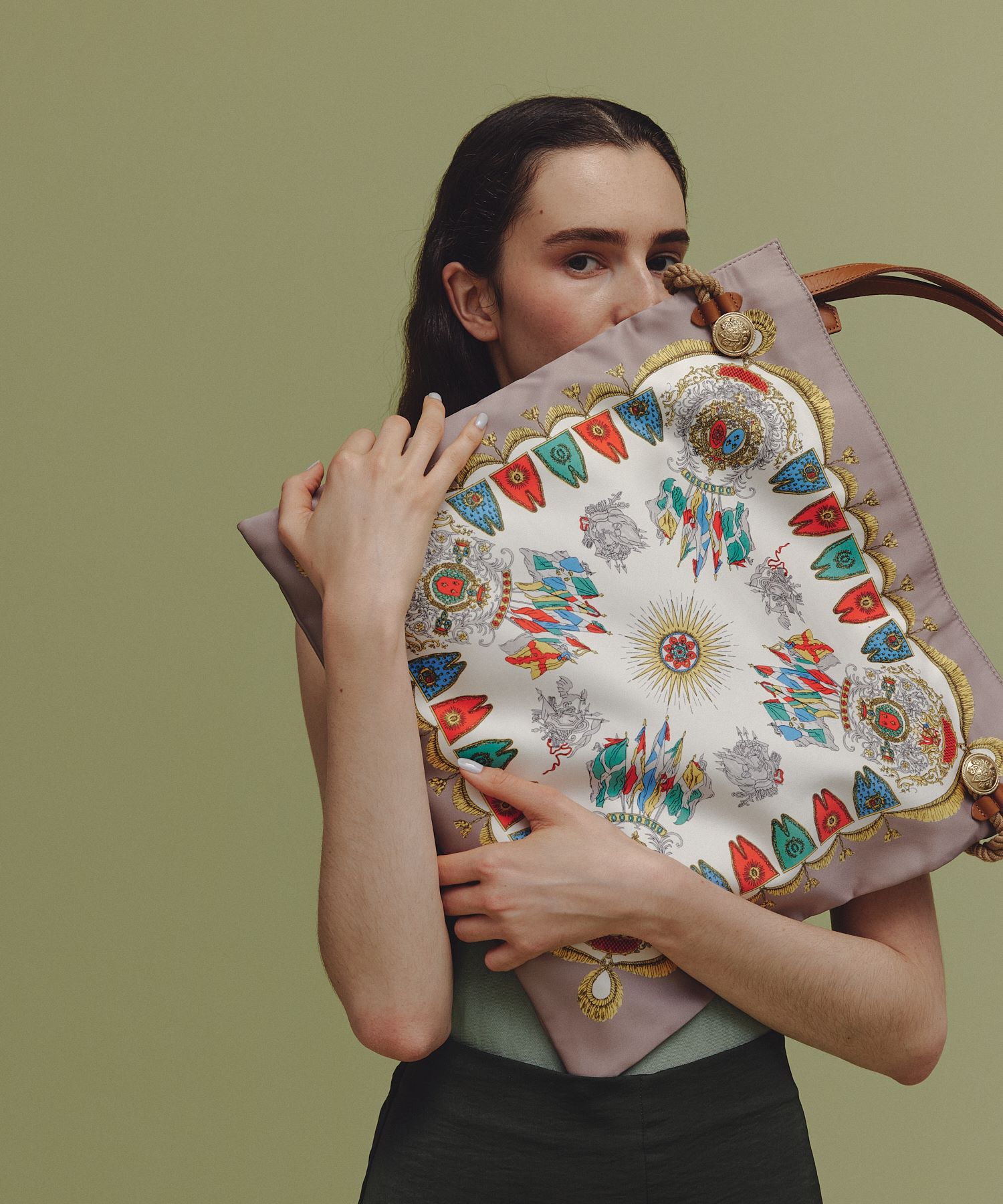 TOPKAPI TREASURE「【TREASURE TOPKAPI】 【アーカイブ】マイルドサテン スカーフ パネル柄 トートバッグ 2023」|トートバッグ|グレージュ