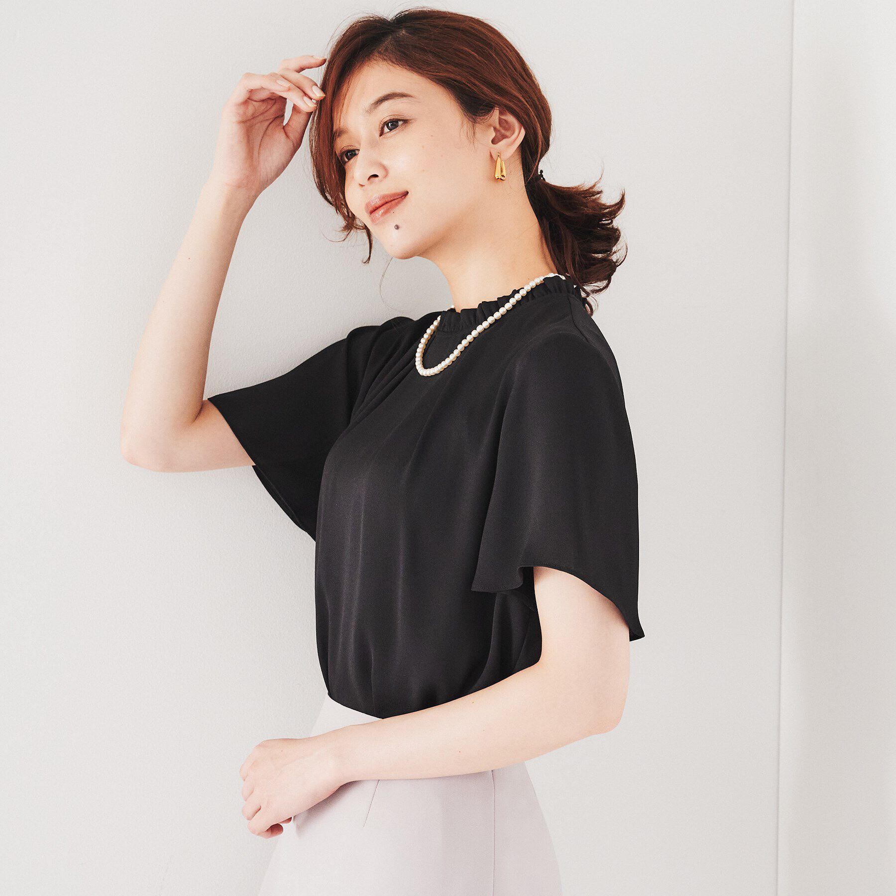 UNTITLED「【ストレッチ/華やかデザイン】フリルスタンドネックブラウス」|シャツ・ブラウス|ブラック(019)