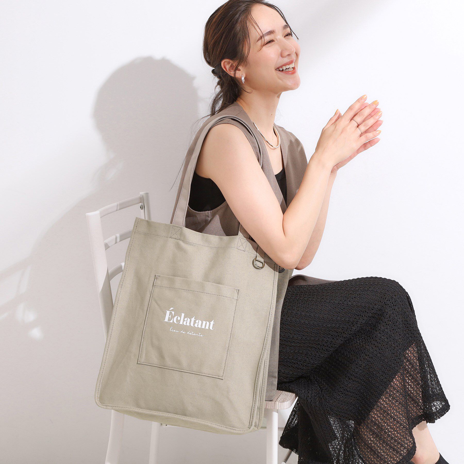 SHOO･LA･RUE「【ラッキーカラー/推し活にも】うちわも入るキャンバストートバッグ」|トートバッグ|グレー(012)