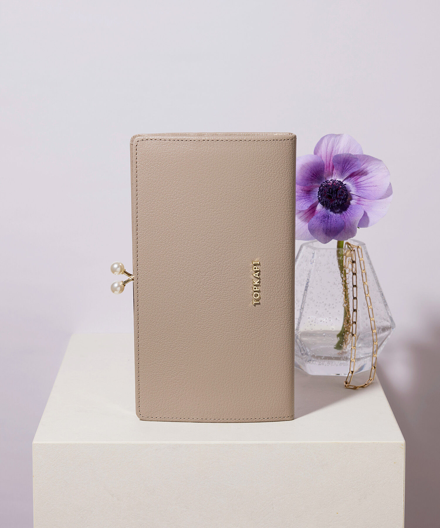 TOPKAPI 「【TOPKAPI】シュリンクレザー パール がま口 長財布」|財布|グレージュ