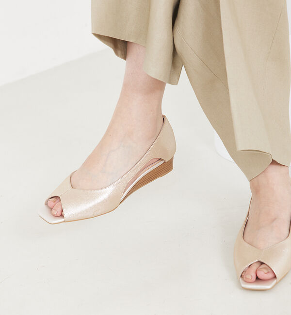 AU BANNISTER「バタフライカット スクエア オープントゥ パンプス」|パンプス|シャンパンゴールド