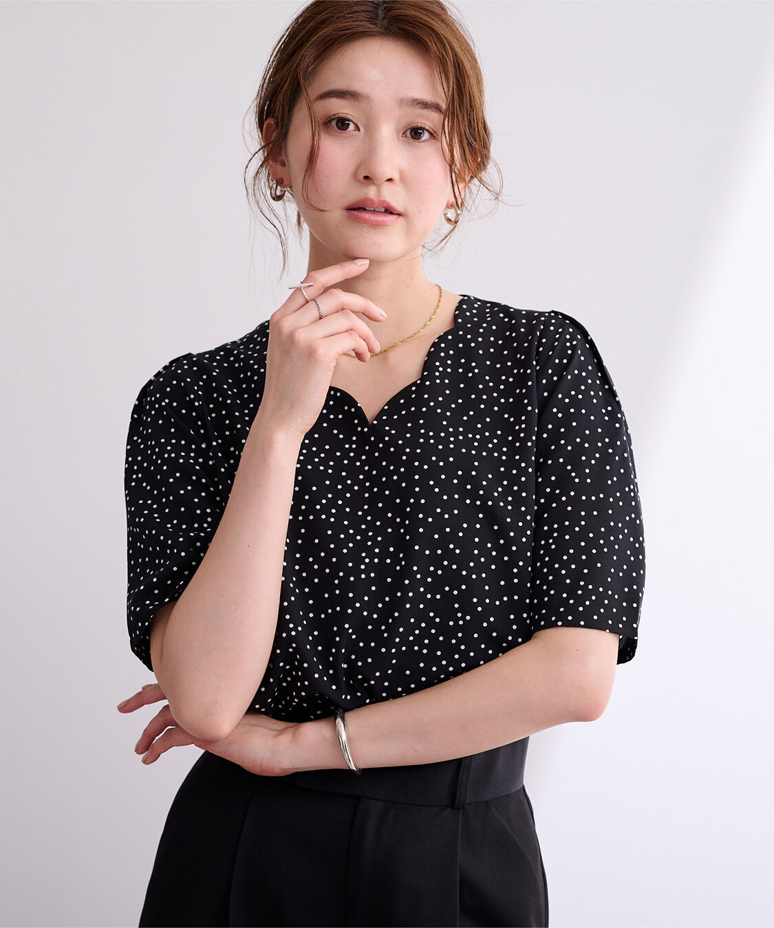 ur's「Vネックスカラップタックスリーブトップス」|Tシャツ・カットソー|ドット/ブラック