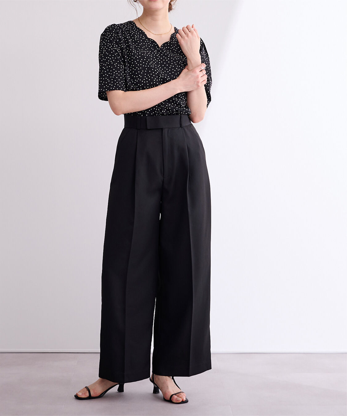 ur's「Vネックスカラップタックスリーブトップス」|Tシャツ・カットソー|