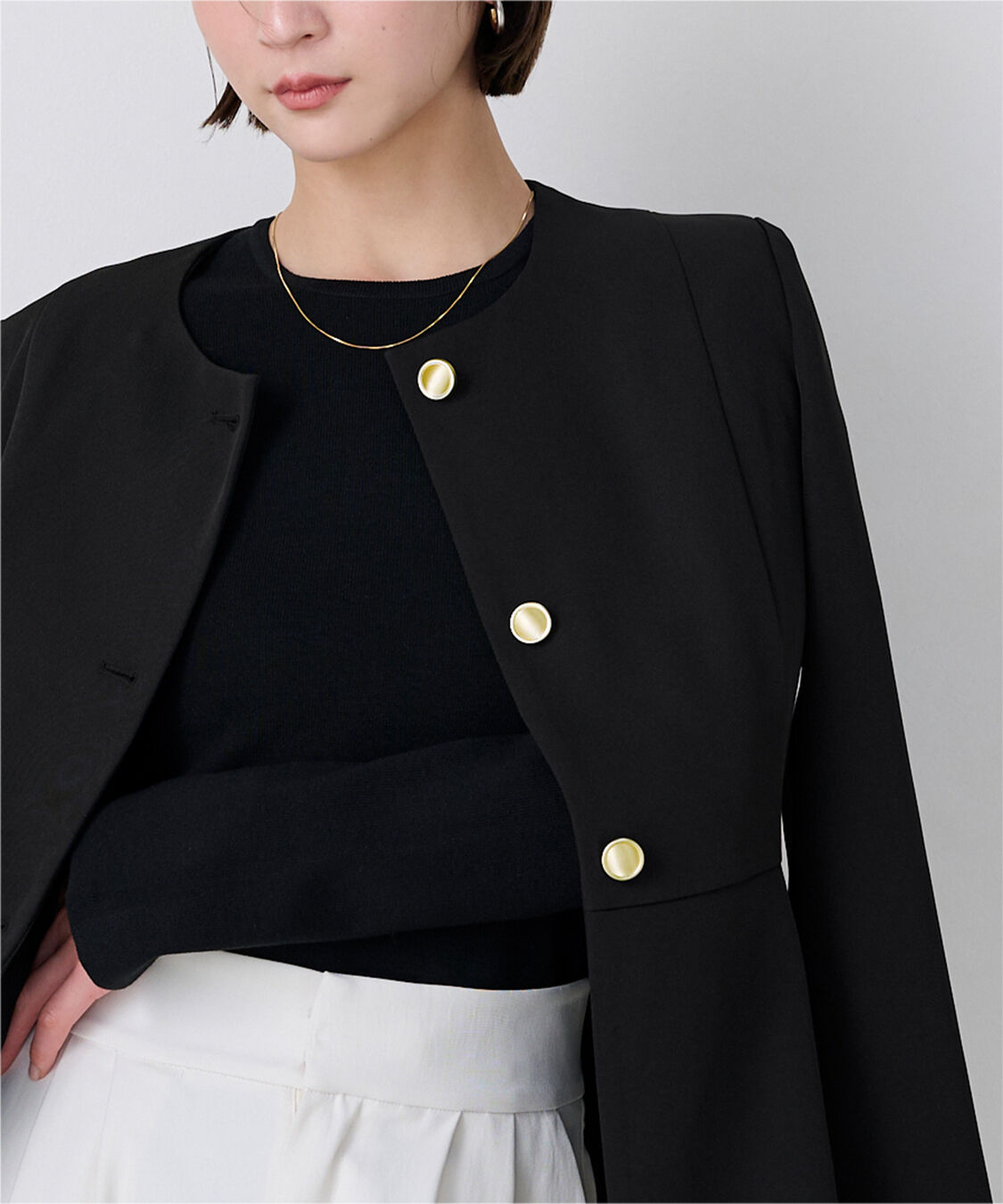ur's「【小林有里さんコラボアイテム】美シルエットゴールド釦ペプラムジャケット」|ノーカラージャケット|