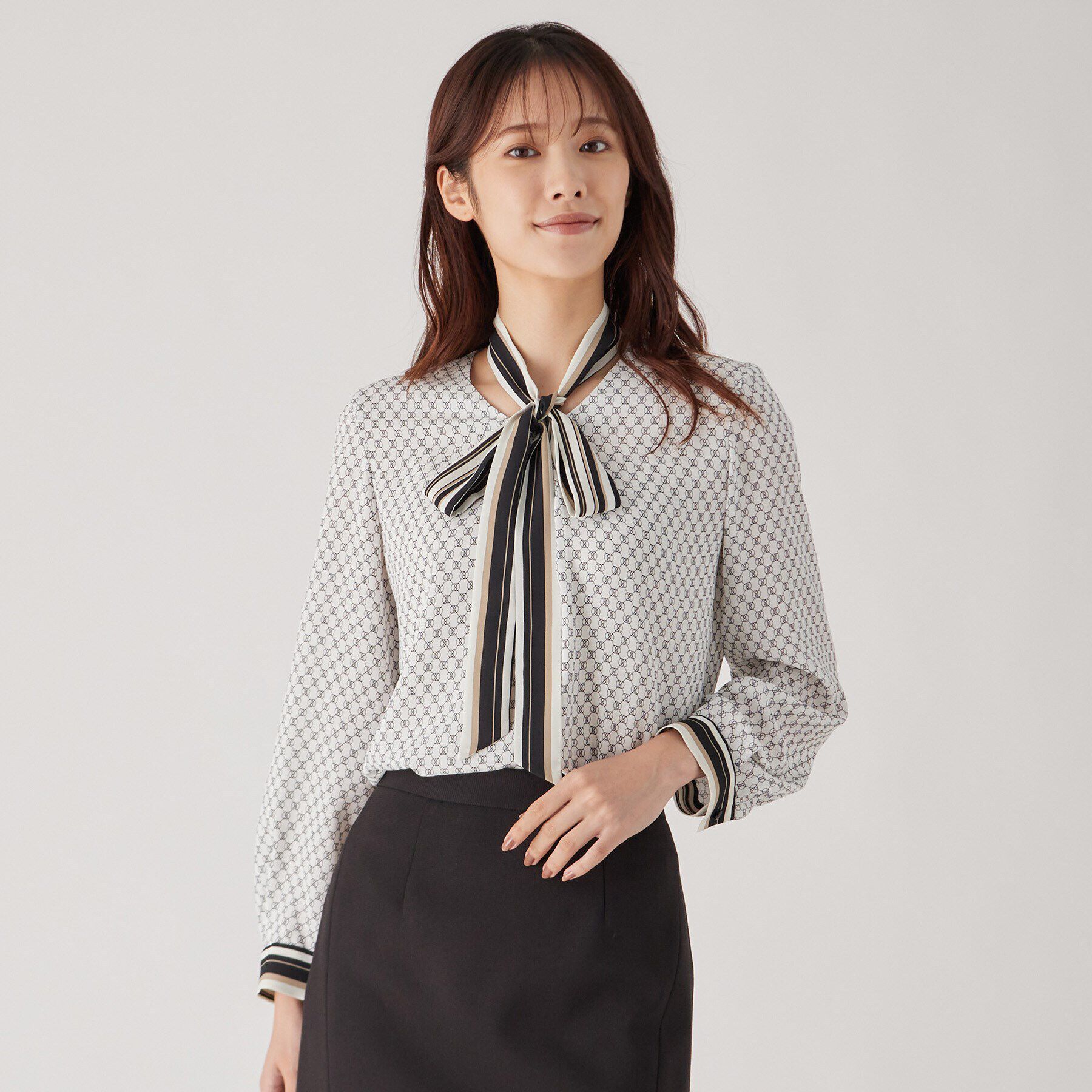 COUP DE CHANCE「【洗える／日本製／ボウタイ取外し可／一枚着／ジャケットイン／セットアップ可】一枚で様になる！ジオメ柄」|シャツ・ブラウス|ホワイト(101)