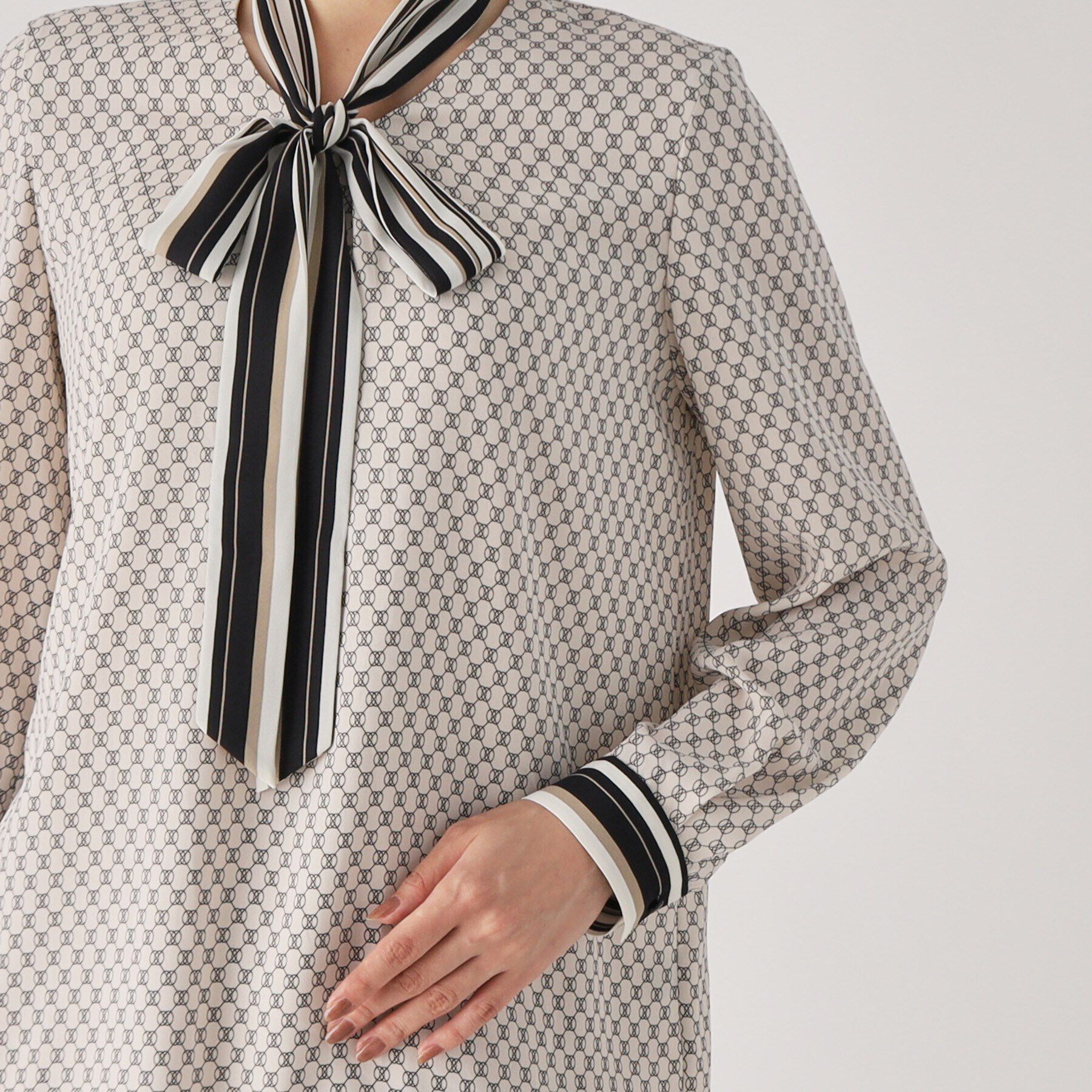 COUP DE CHANCE「【洗える／日本製／ボウタイ取外し可／一枚着／ジャケットイン／セットアップ可】一枚で様になる！ジオメ柄」|シャツ・ブラウス|