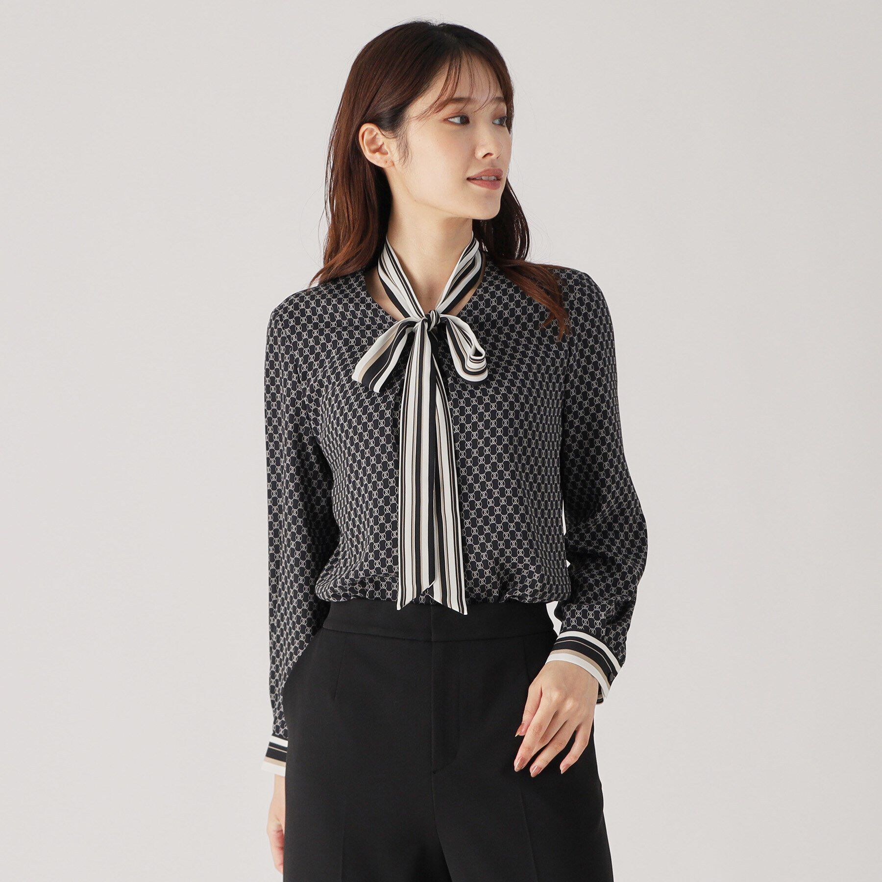 COUP DE CHANCE「【洗える／日本製／ボウタイ取外し可／一枚着／ジャケットイン／セットアップ可】一枚で様になる！ジオメ柄」|シャツ・ブラウス|ブラック(119)