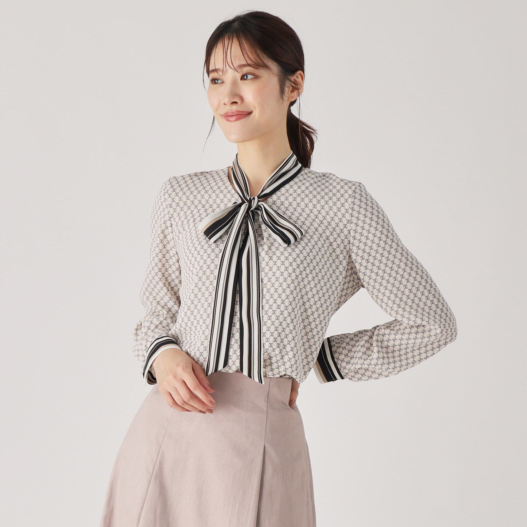 COUP DE CHANCE「【洗える／日本製／ボウタイ取外し可／一枚着／ジャケットイン／セットアップ可】一枚で様になる！ジオメ柄」|シャツ・ブラウス|ベージュ(152)