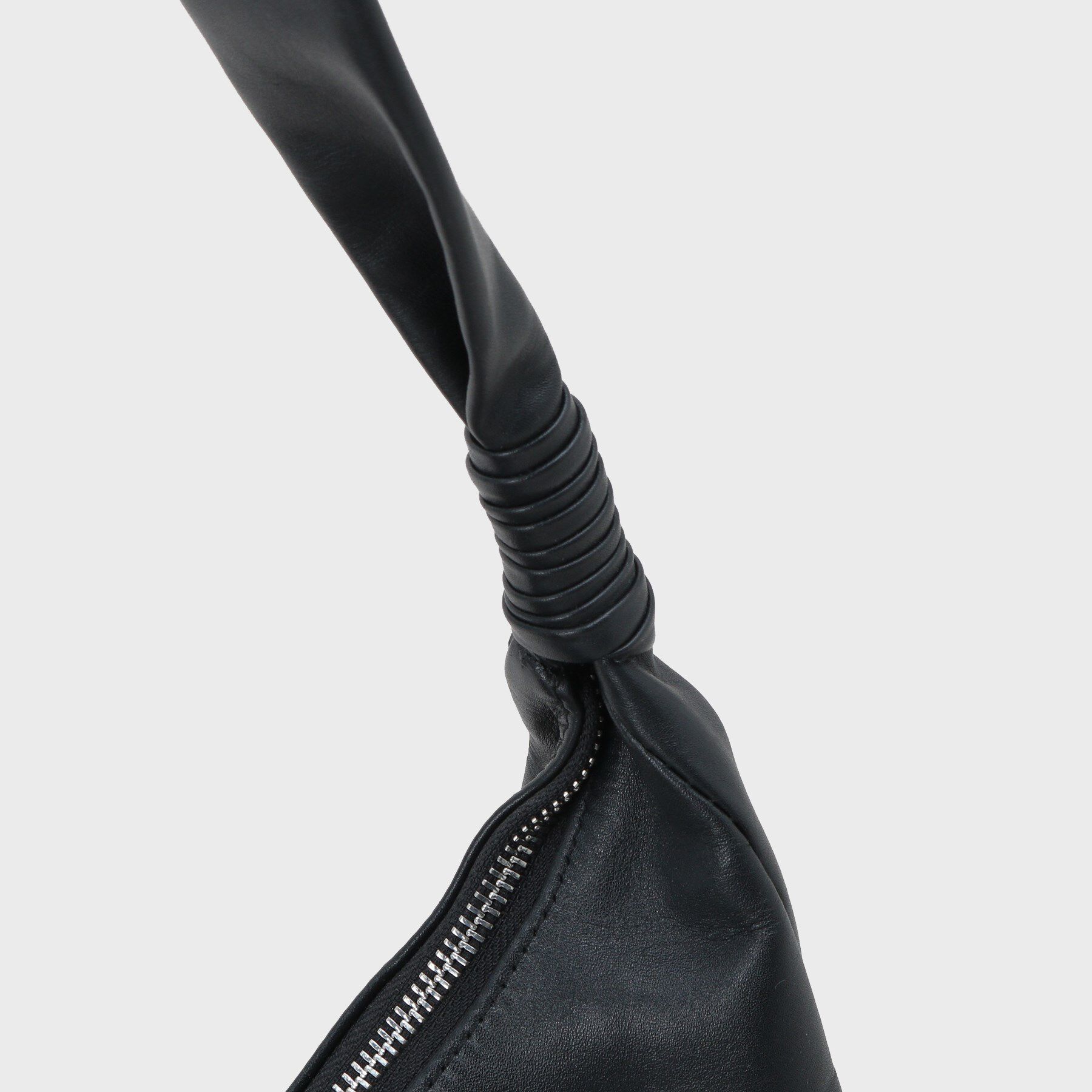 tk.TAKEO KIKUCHI「【牛革使用】リアルレザーラウンドショルダーバッグ」|ショルダー・メッセンジャー|