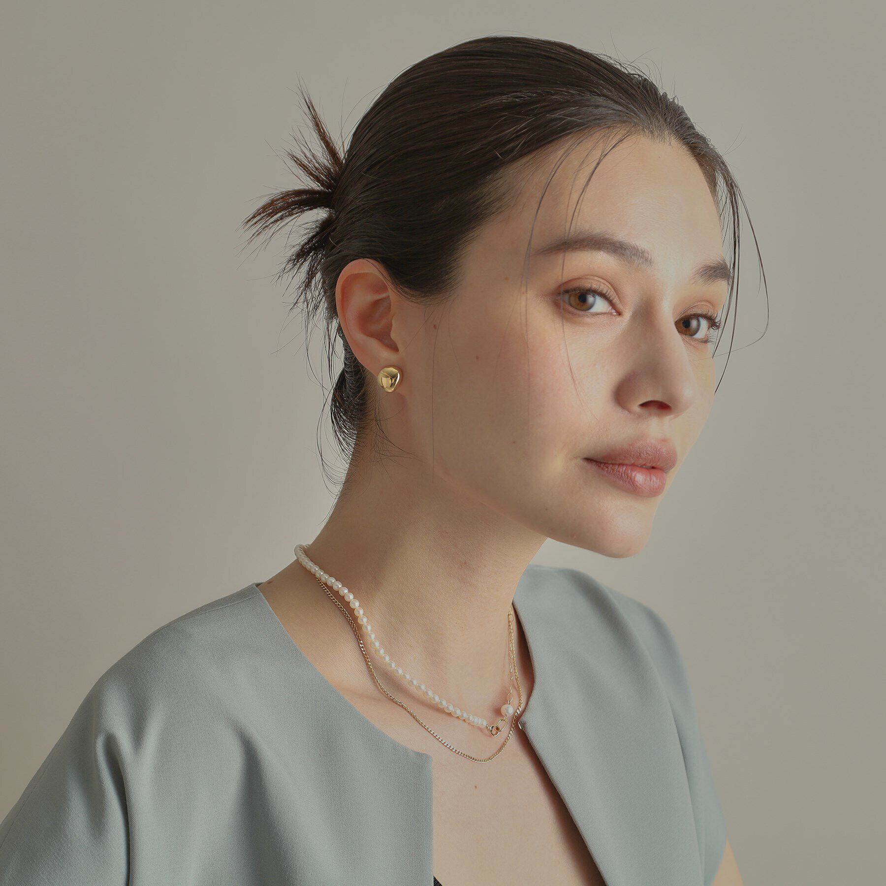 COCOSHNIK「K10中空Dシェイプ ピアス」|ピアス|