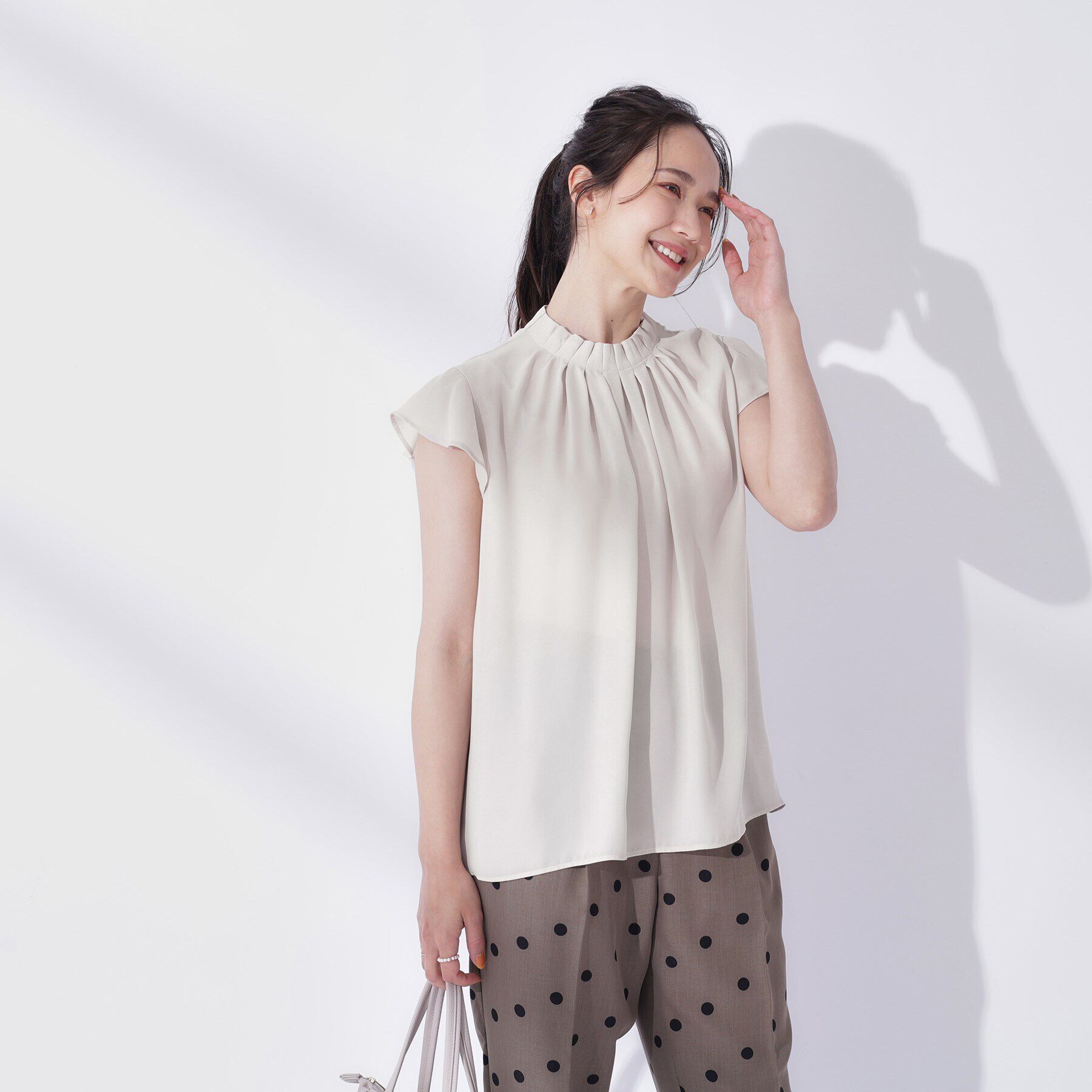 SHOO･LA･RUE「【無理せずキレイ】上品華やか スタンド襟タック フレンチブラウス」|シャツ・ブラウス|