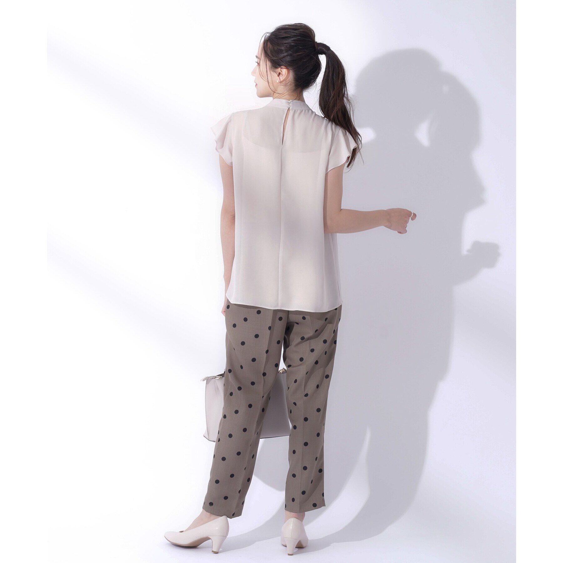 SHOO･LA･RUE「【無理せずキレイ】上品華やか スタンド襟タック フレンチブラウス」|シャツ・ブラウス|