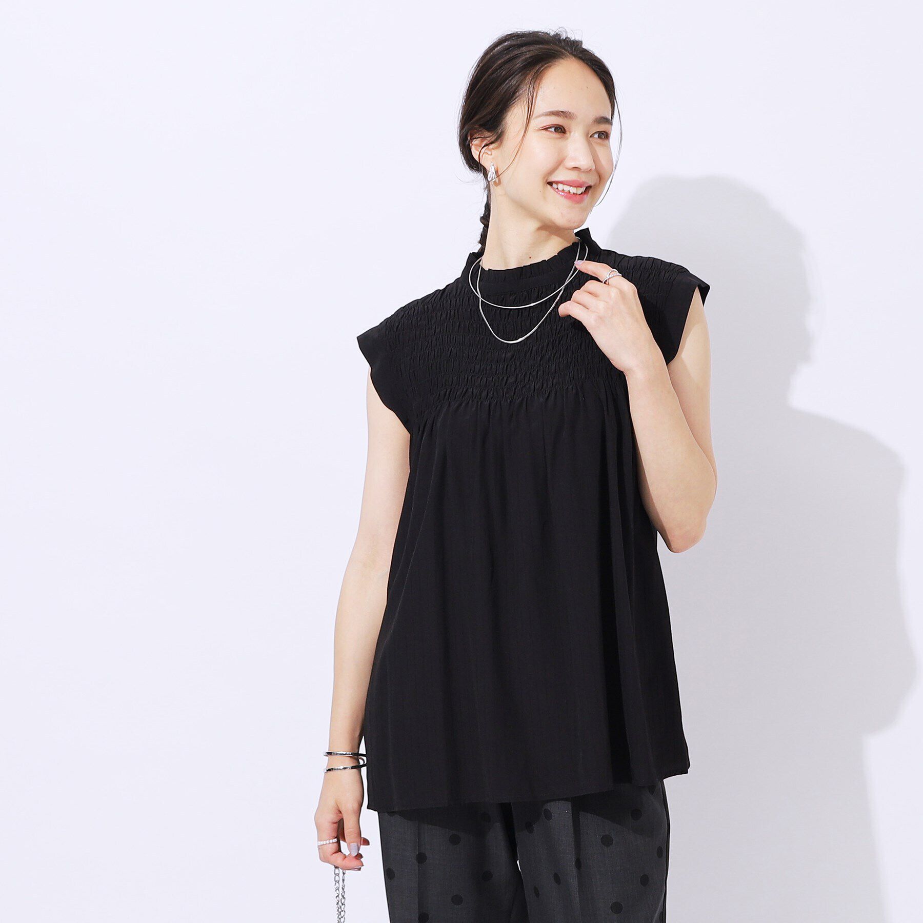 SHOO･LA･RUE「【無理せずキレイ】女性らしさ溢れる プチフリル シャーリングブラウス」|シャツ・ブラウス|