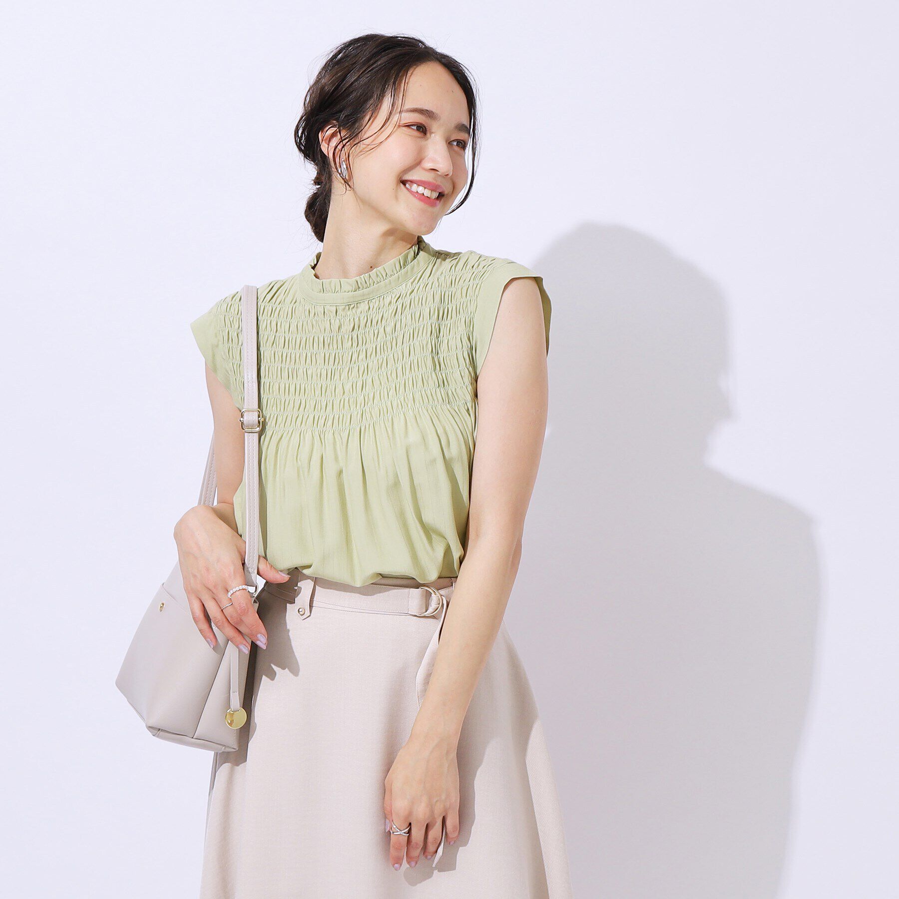 SHOO･LA･RUE「【無理せずキレイ】女性らしさ溢れる プチフリル シャーリングブラウス」|シャツ・ブラウス|