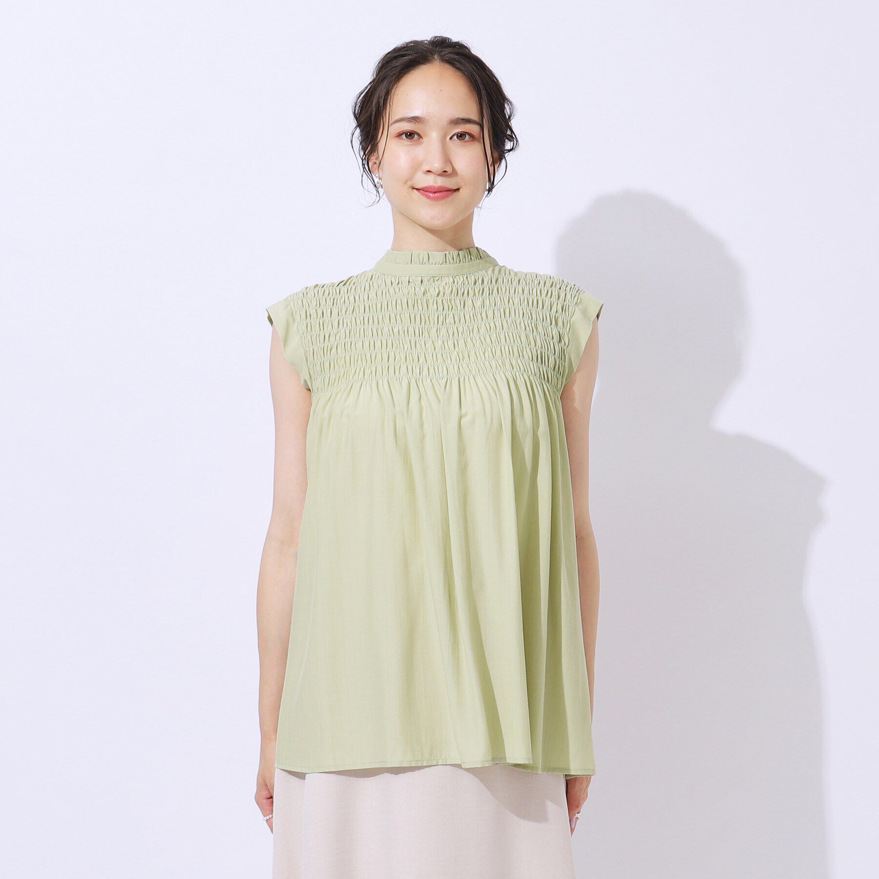 SHOO･LA･RUE「【無理せずキレイ】女性らしさ溢れる プチフリル シャーリングブラウス」|シャツ・ブラウス|