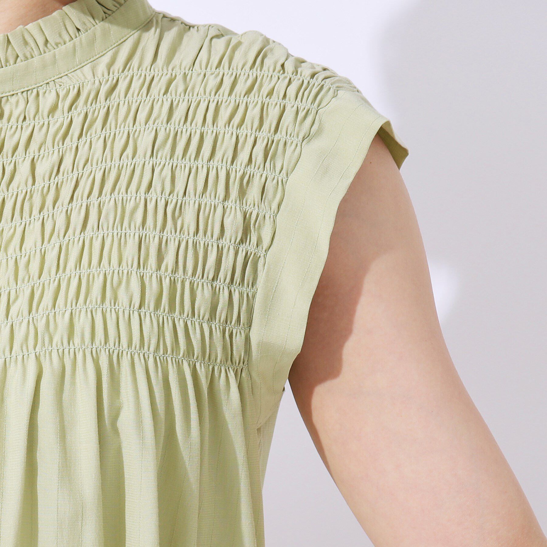 SHOO･LA･RUE「【無理せずキレイ】女性らしさ溢れる プチフリル シャーリングブラウス」|シャツ・ブラウス|