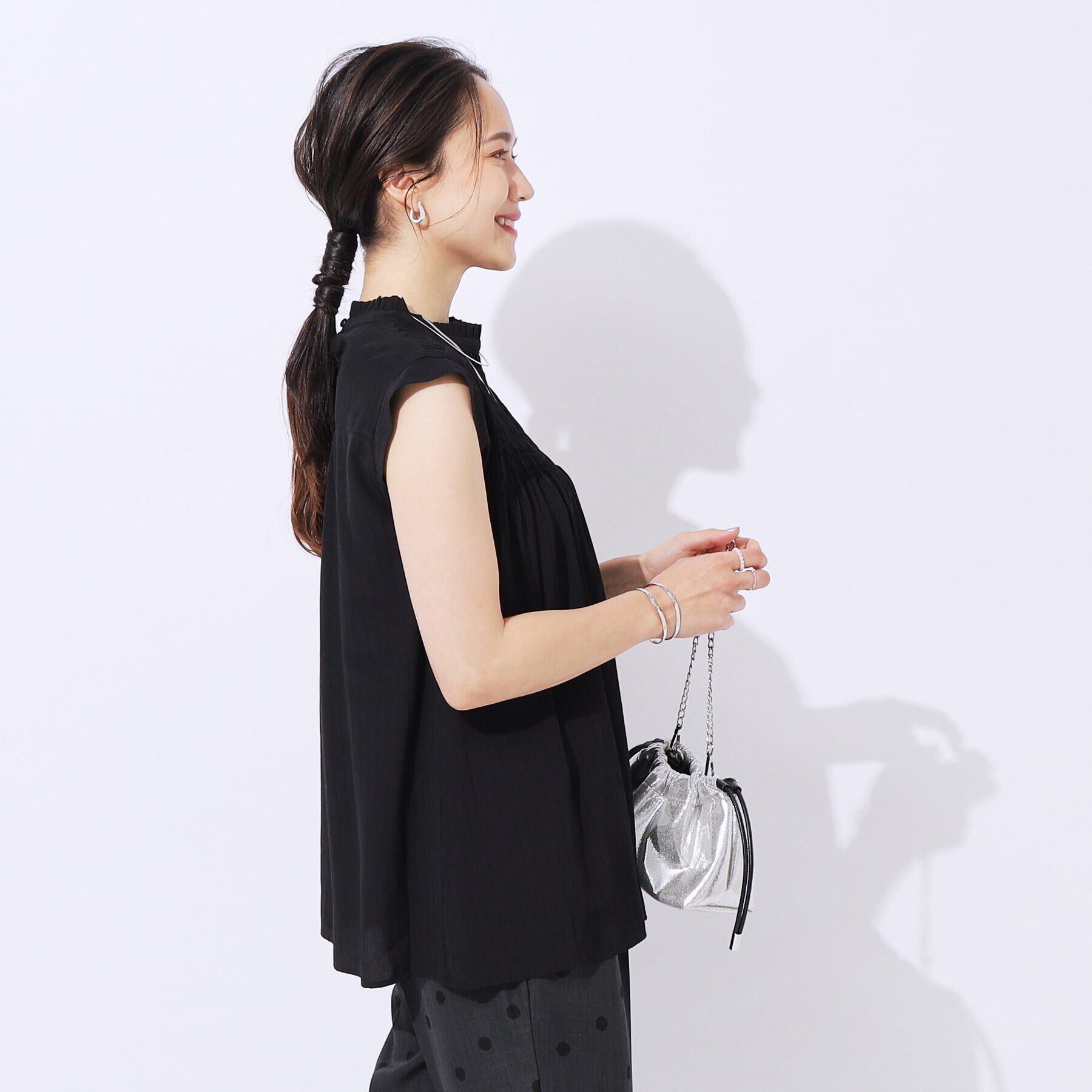 SHOO･LA･RUE「【無理せずキレイ】女性らしさ溢れる プチフリル シャーリングブラウス」|シャツ・ブラウス|