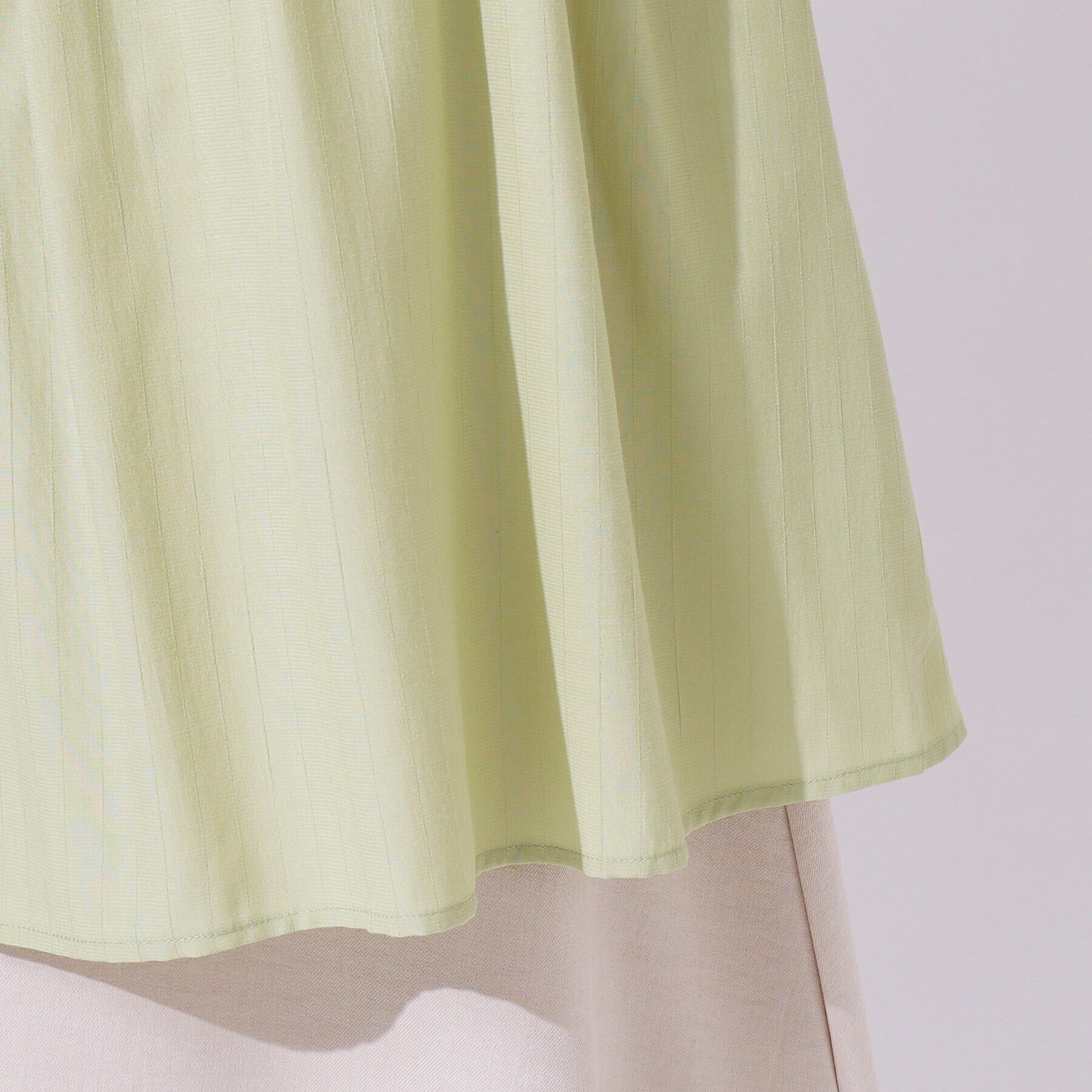 SHOO･LA･RUE「【無理せずキレイ】女性らしさ溢れる プチフリル シャーリングブラウス」|シャツ・ブラウス|