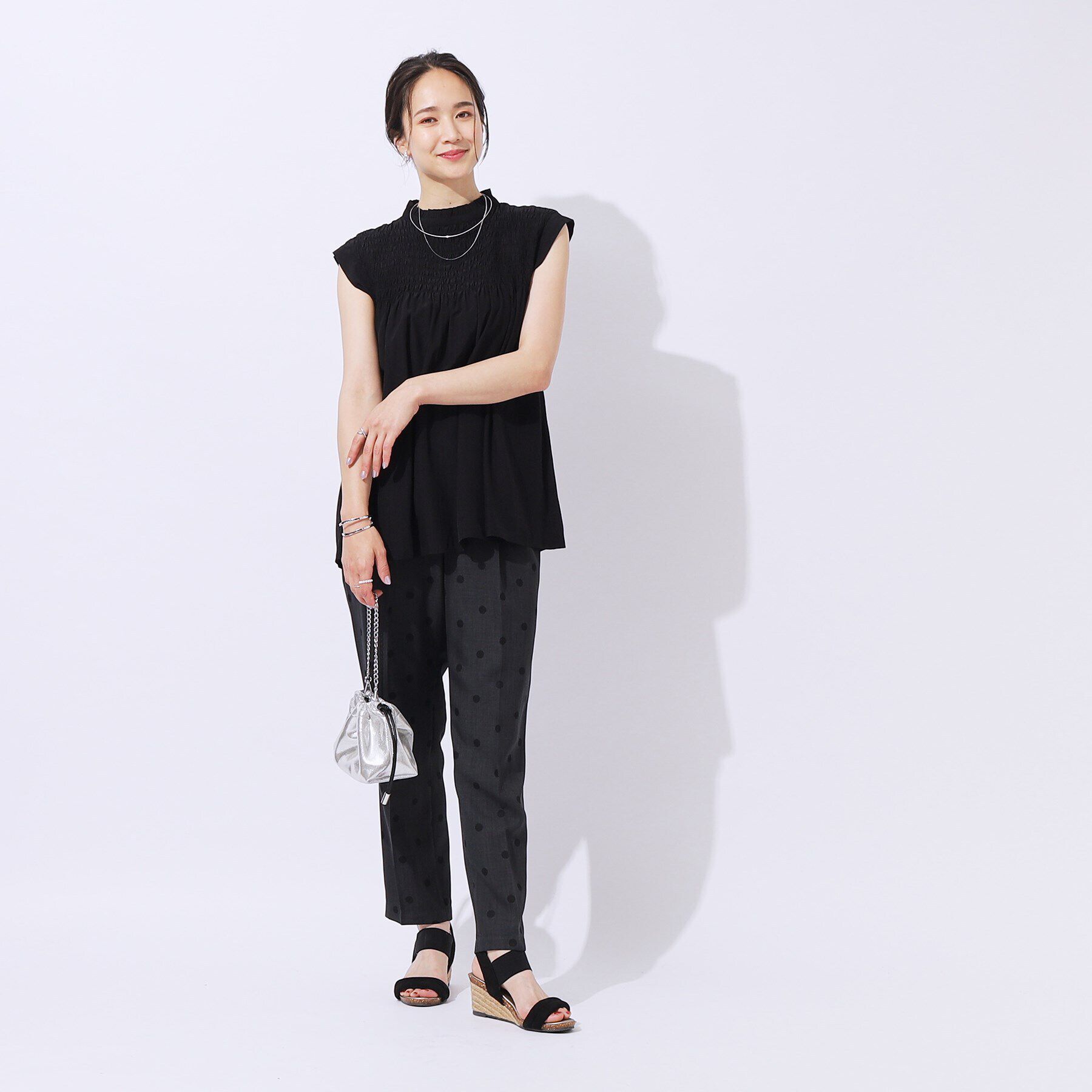 SHOO･LA･RUE「【無理せずキレイ】女性らしさ溢れる プチフリル シャーリングブラウス」|シャツ・ブラウス|