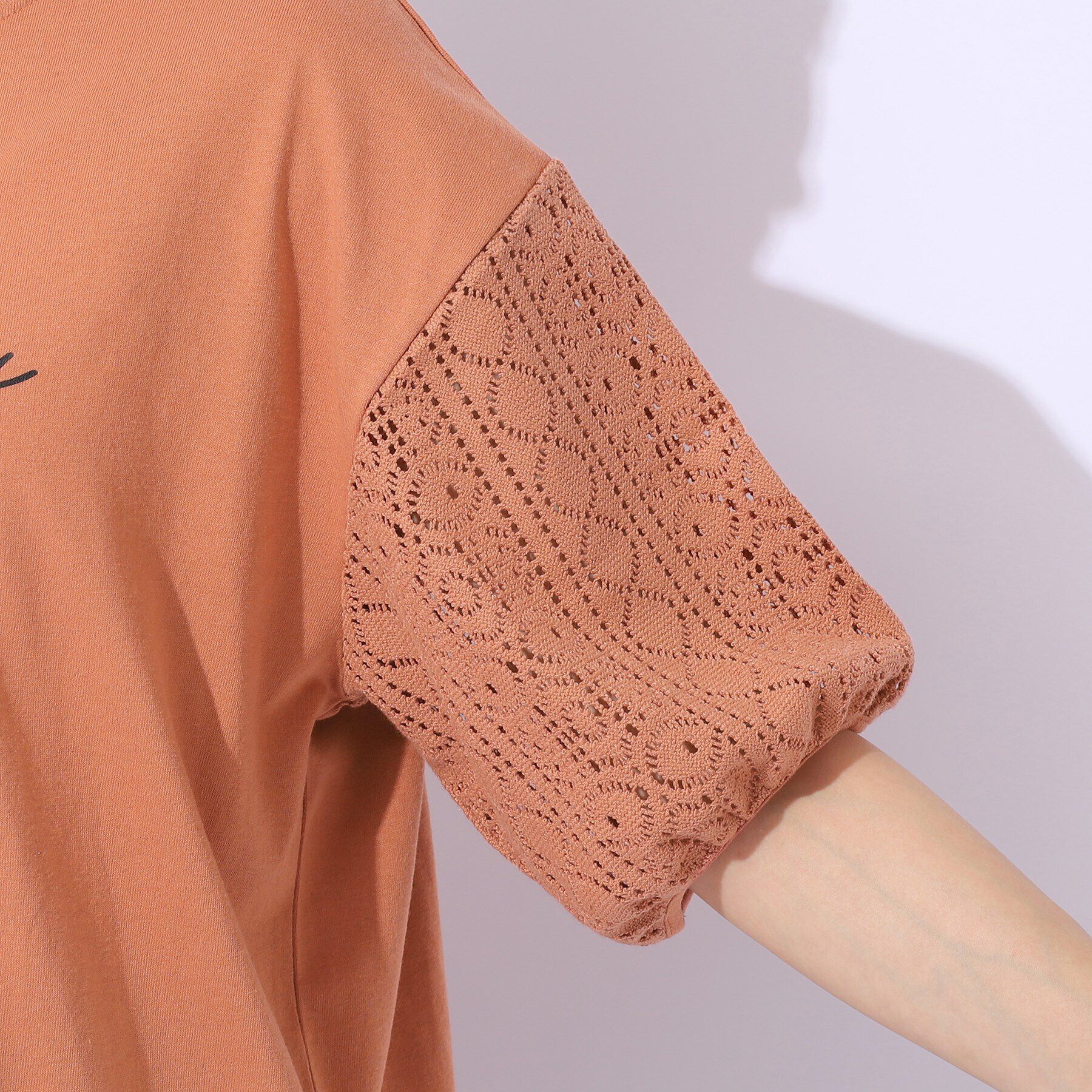 SHOO･LA･RUE「【晩夏まで活躍／5分袖】お袖レース　ロゴプリントトップス」|Tシャツ・カットソー|