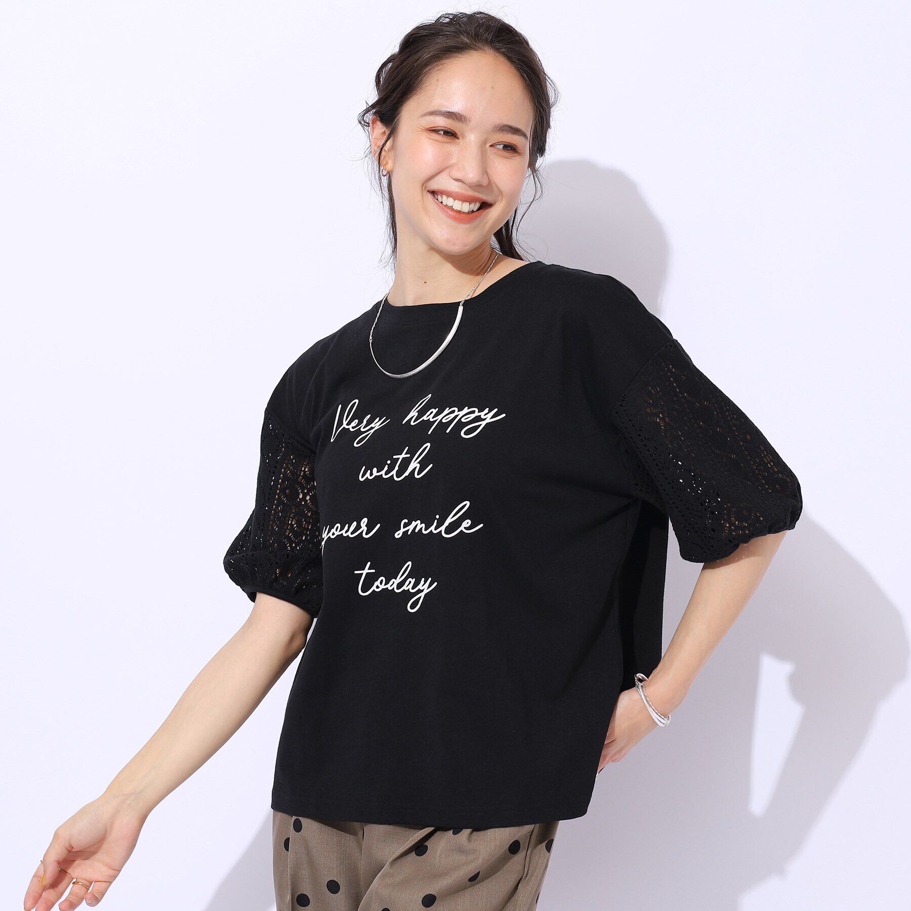 SHOO･LA･RUE「【晩夏まで活躍／5分袖】お袖レース　ロゴプリントトップス」|Tシャツ・カットソー|ブラック(019)