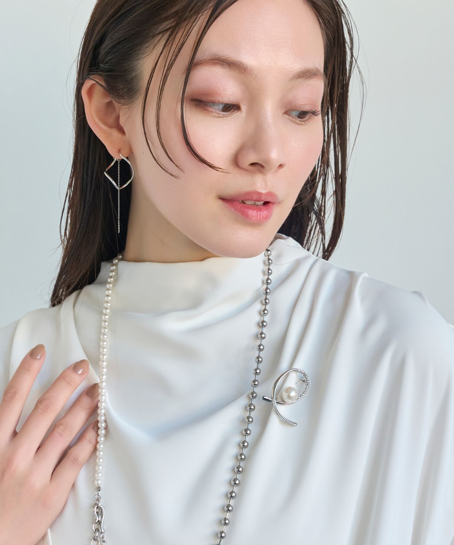 Phoebe「クロスカーブパールビジューブローチ　シルバー」|ブローチ・コサージュ|