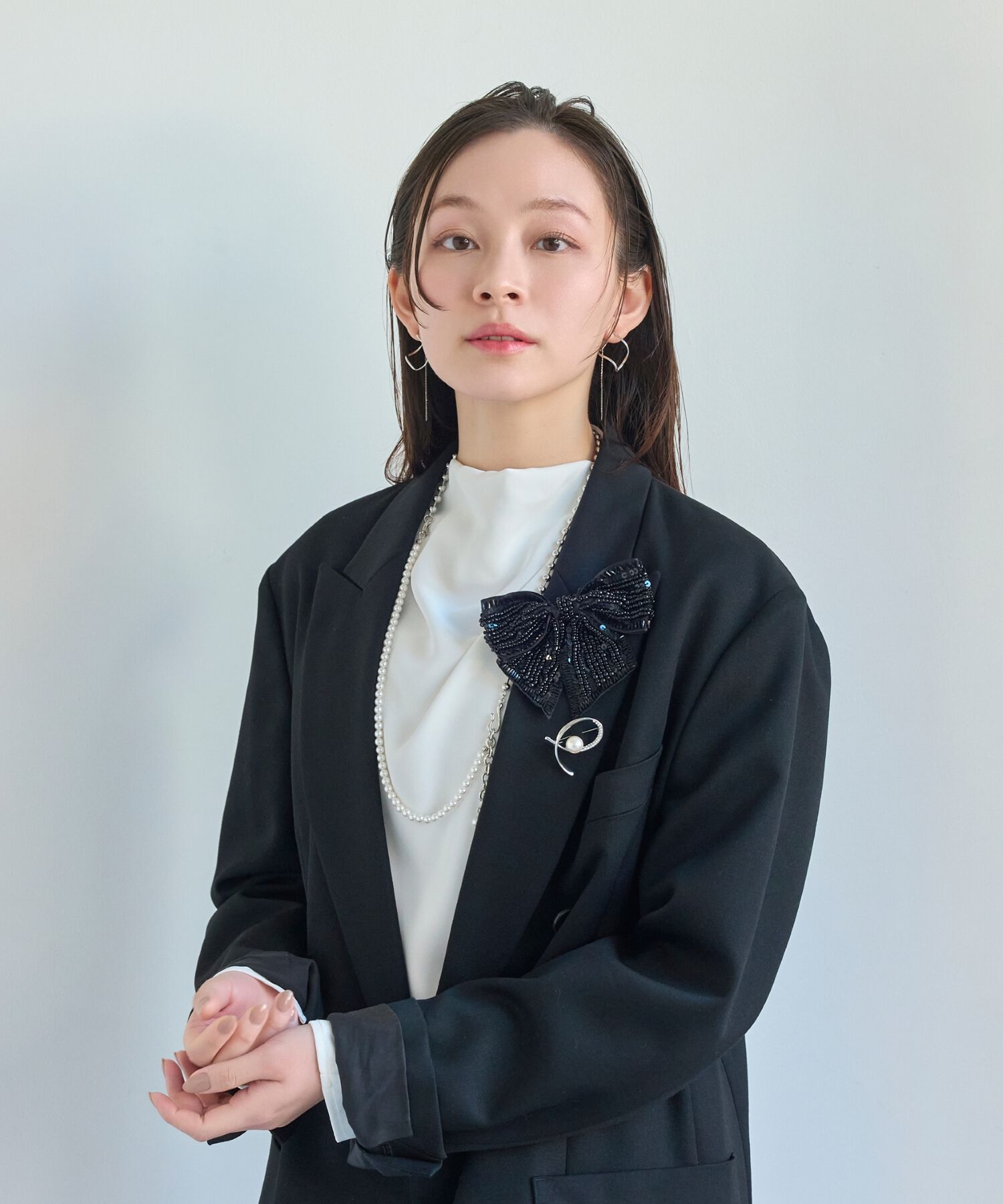 Phoebe「クロスカーブパールビジューブローチ　シルバー」|ブローチ・コサージュ|