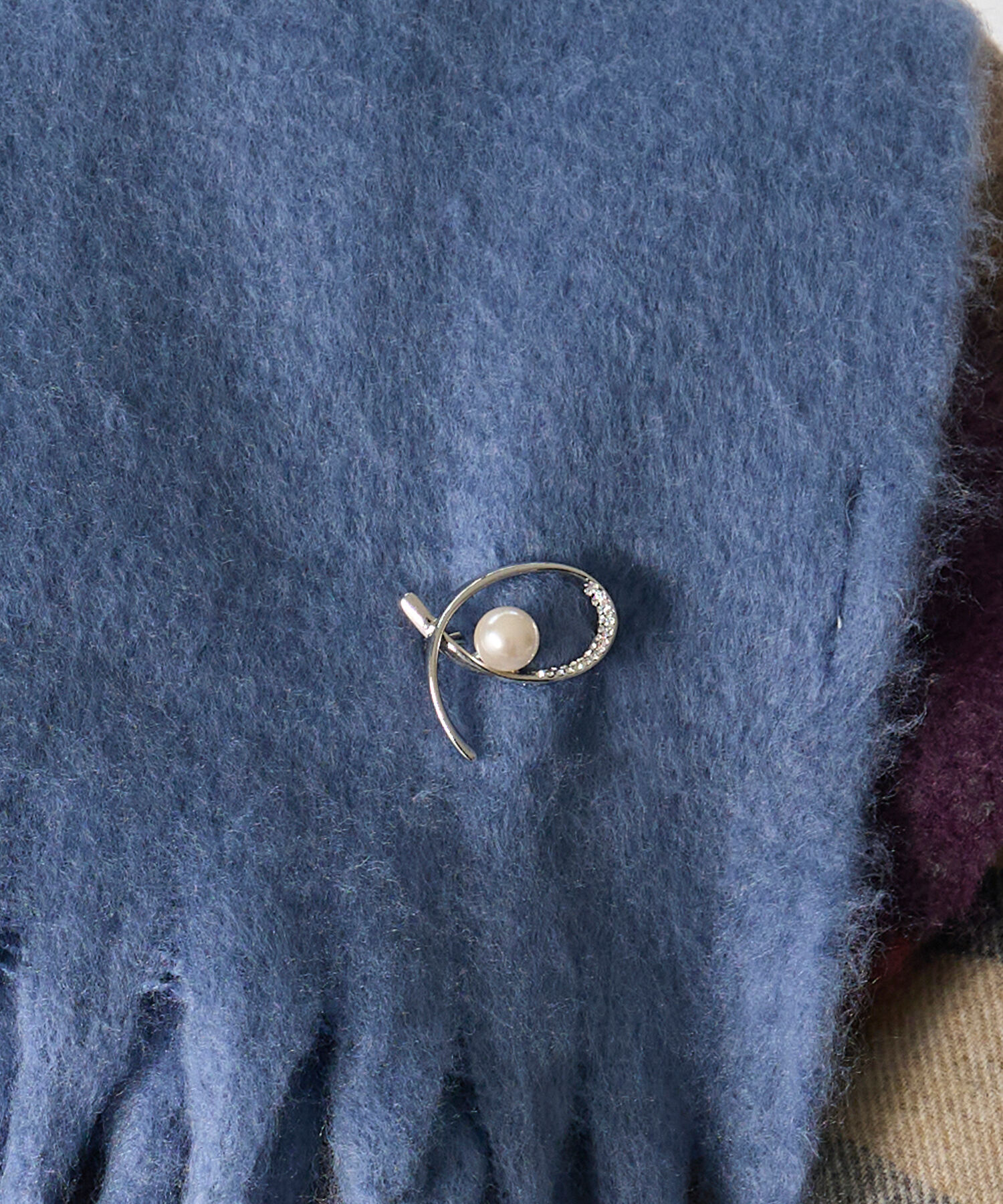 Phoebe「クロスカーブパールビジューブローチ　シルバー」|ブローチ・コサージュ|