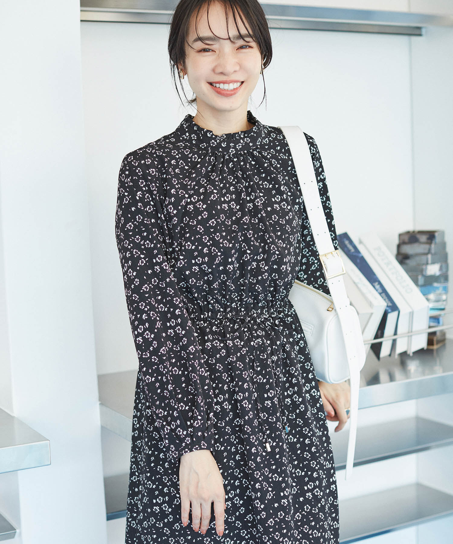 VIS「【一部店舗/WEB限定】【洗える】ハイネックフリルフラワープリントワンピース」|ワンピース|